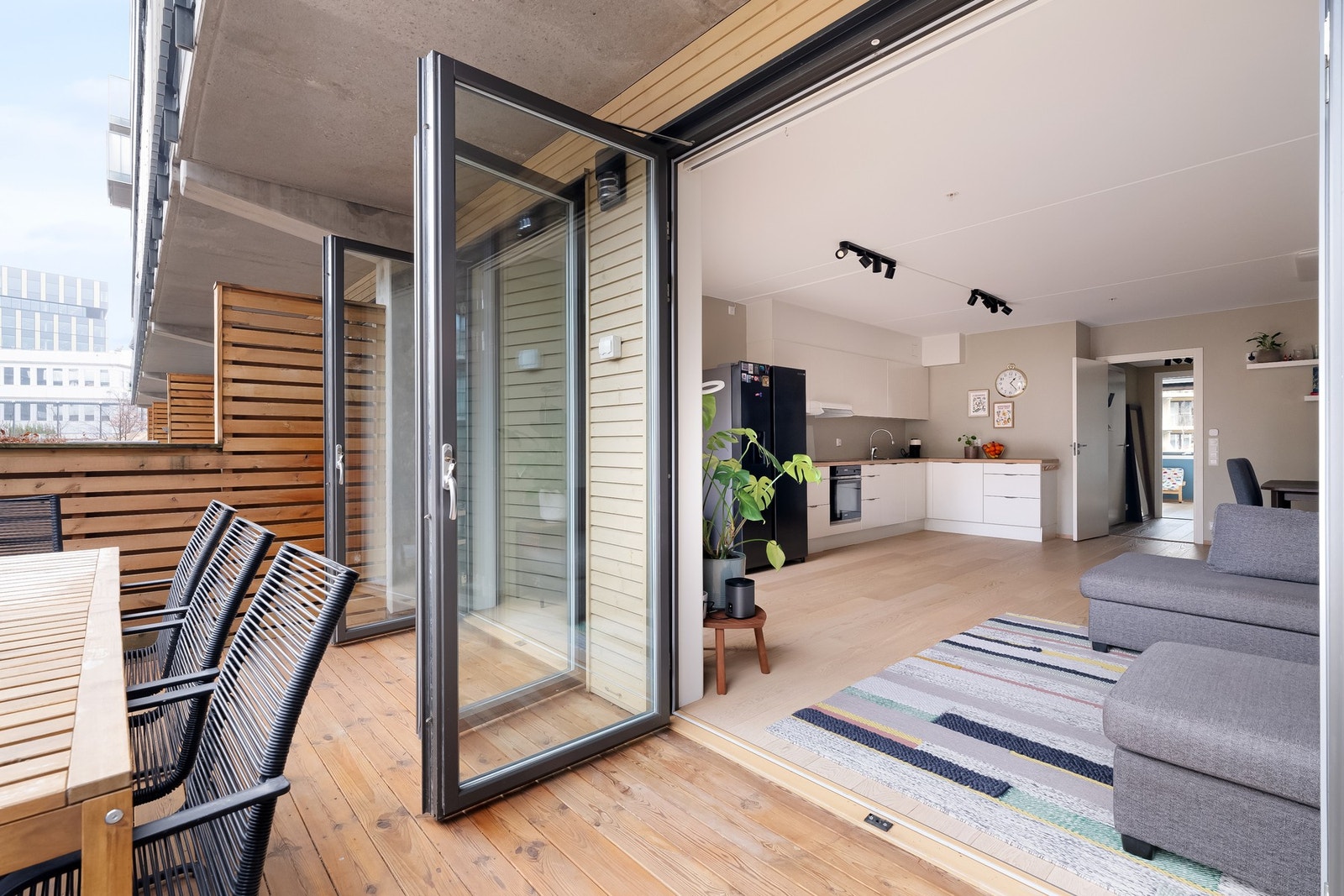 Uteplassen blir som en naturlig forlengelse av stuen på sommerhalvåret. Galleribilde