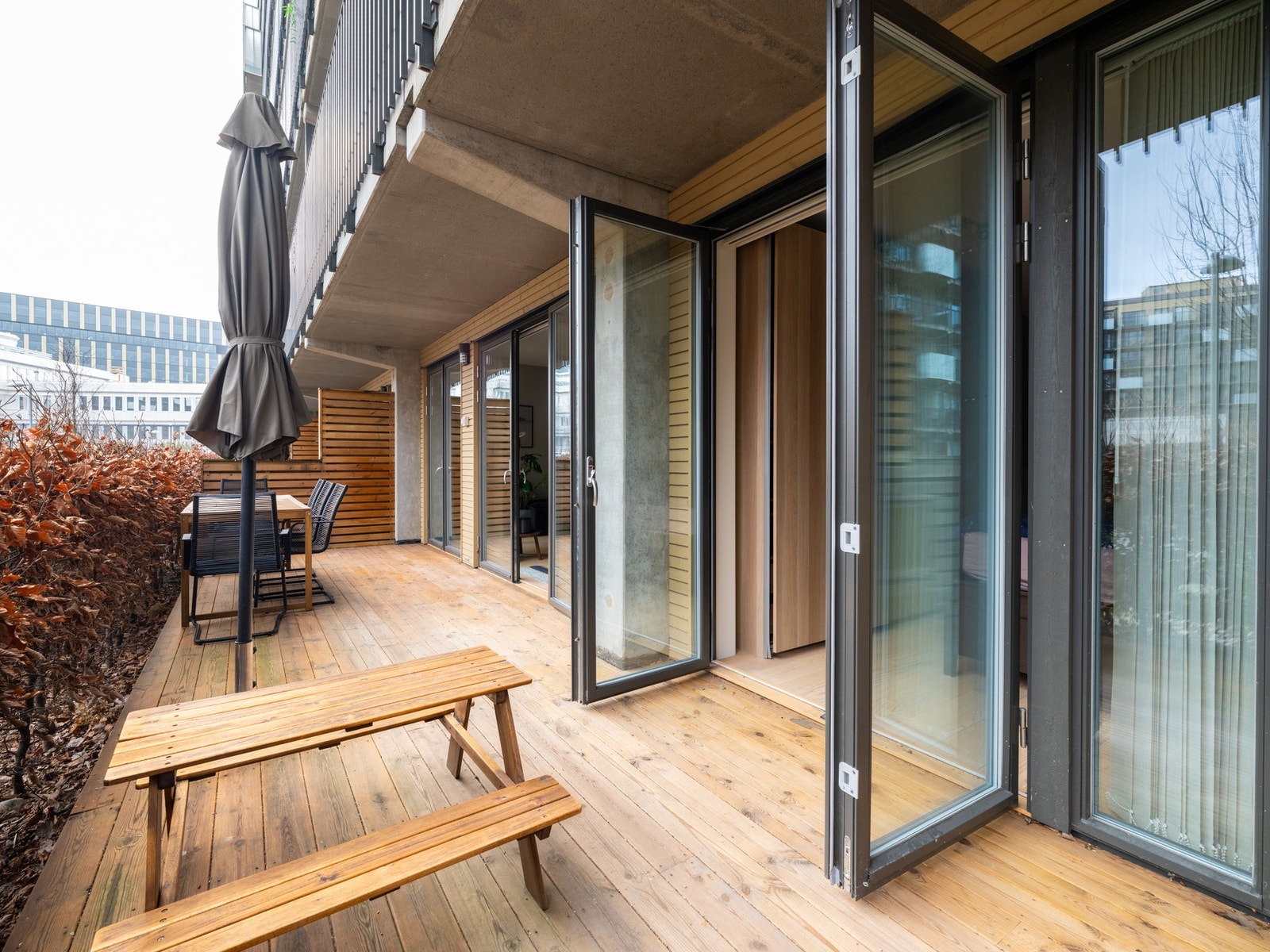 Herlig markterrasse på hele 19 kvm som byr på flere møbleringssoner. Her er det god plass til utemøblement, grill og beplantning. Galleribilde