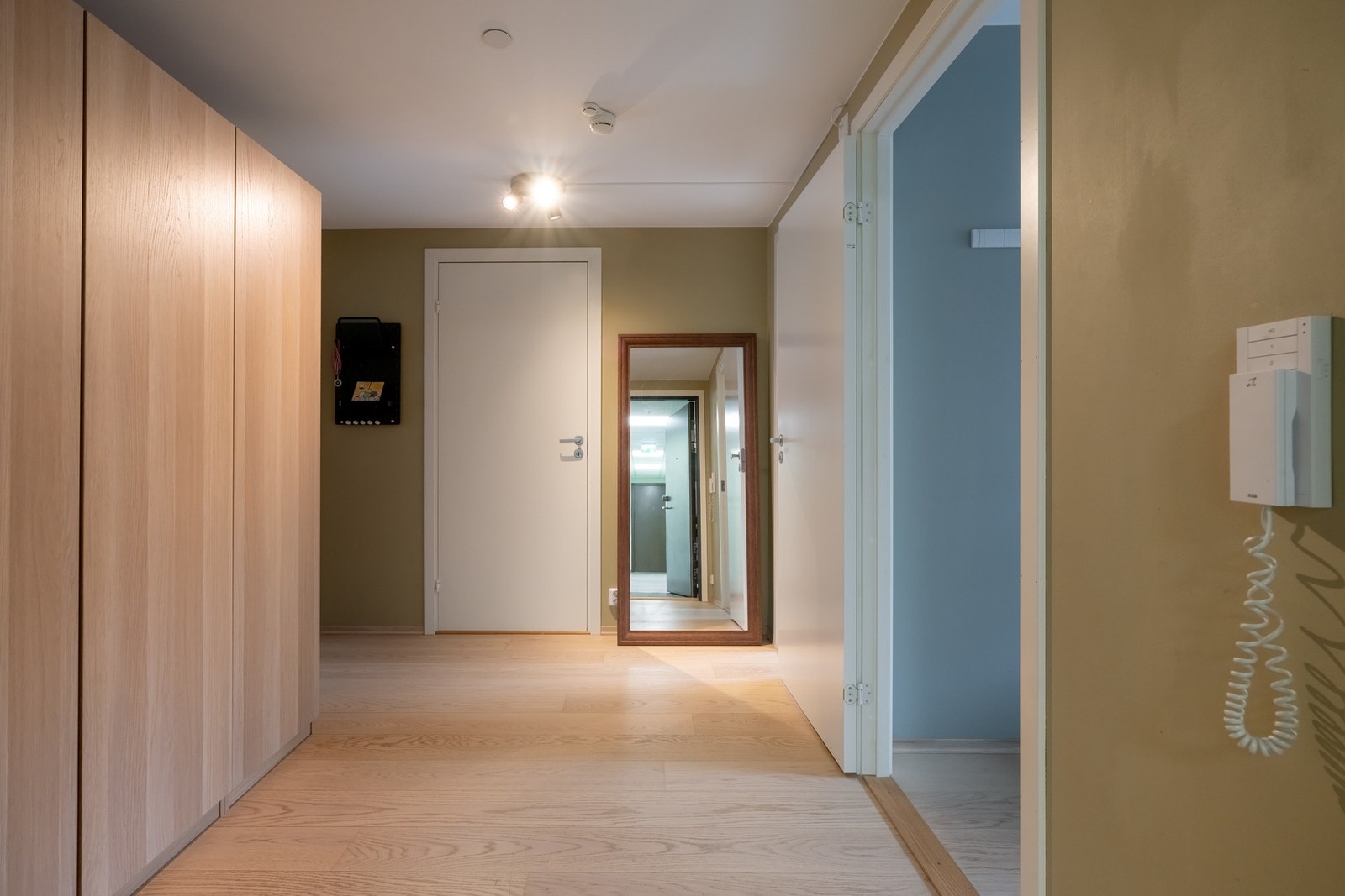 Entréen er av god størrelse og har fin plass for blant annet garderobeløsning, knaggrekker og kommode. Galleribilde