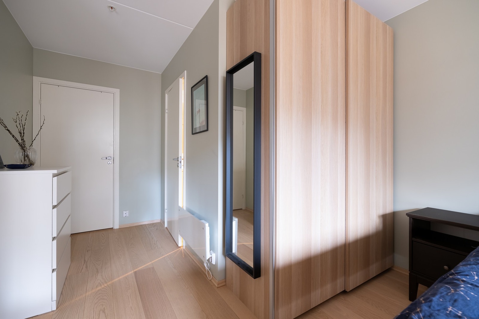 I tilknytning til rommet er det en praktisk innvendig bod/walk-in-closet hvor du kan oppbevare klær og annet. Galleribilde