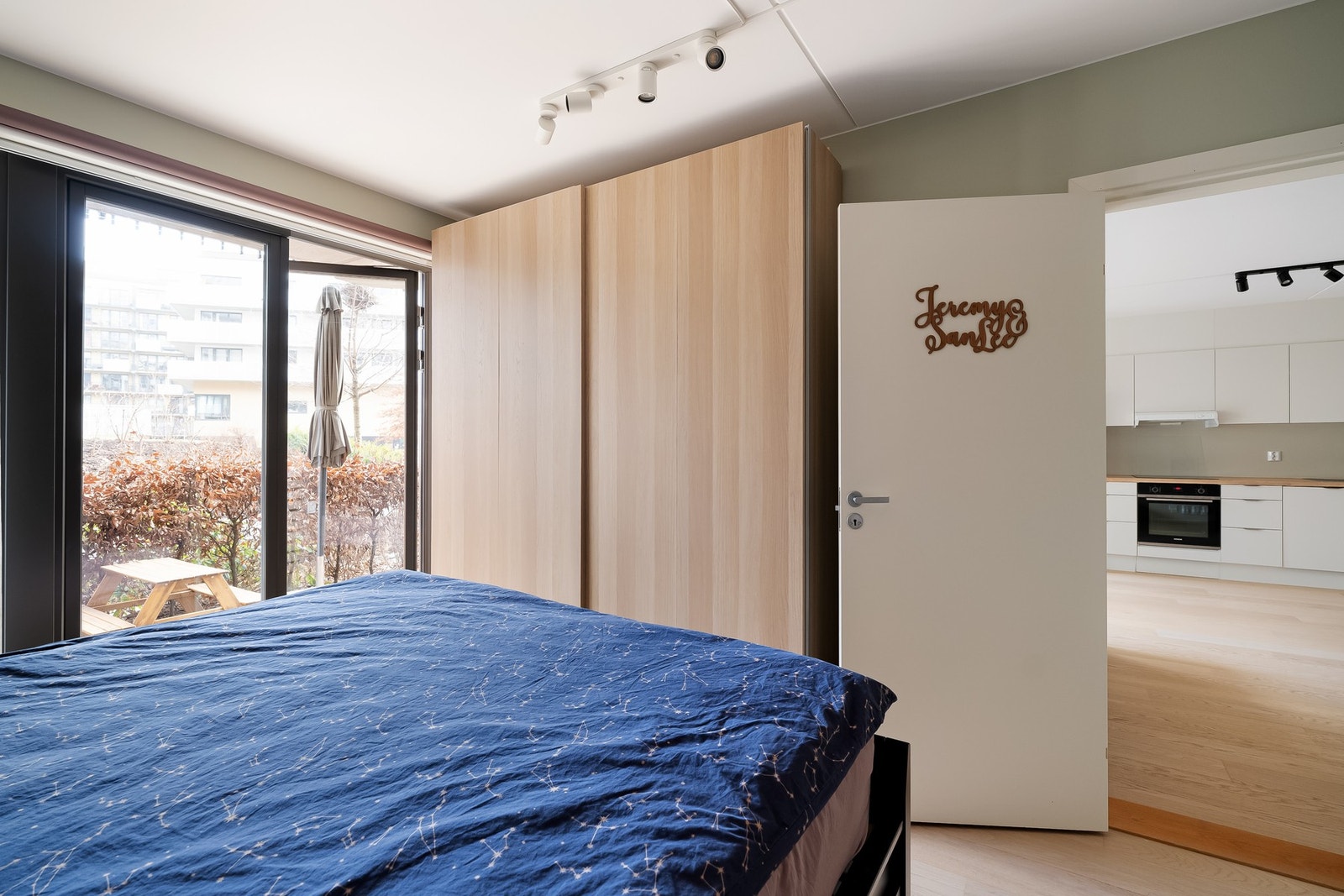 Her kan du plassere en stor dobbeltseng med tilhørende nattbord, garderobe- og/eller kommodeløsninger, samt skrivepult. Galleribilde