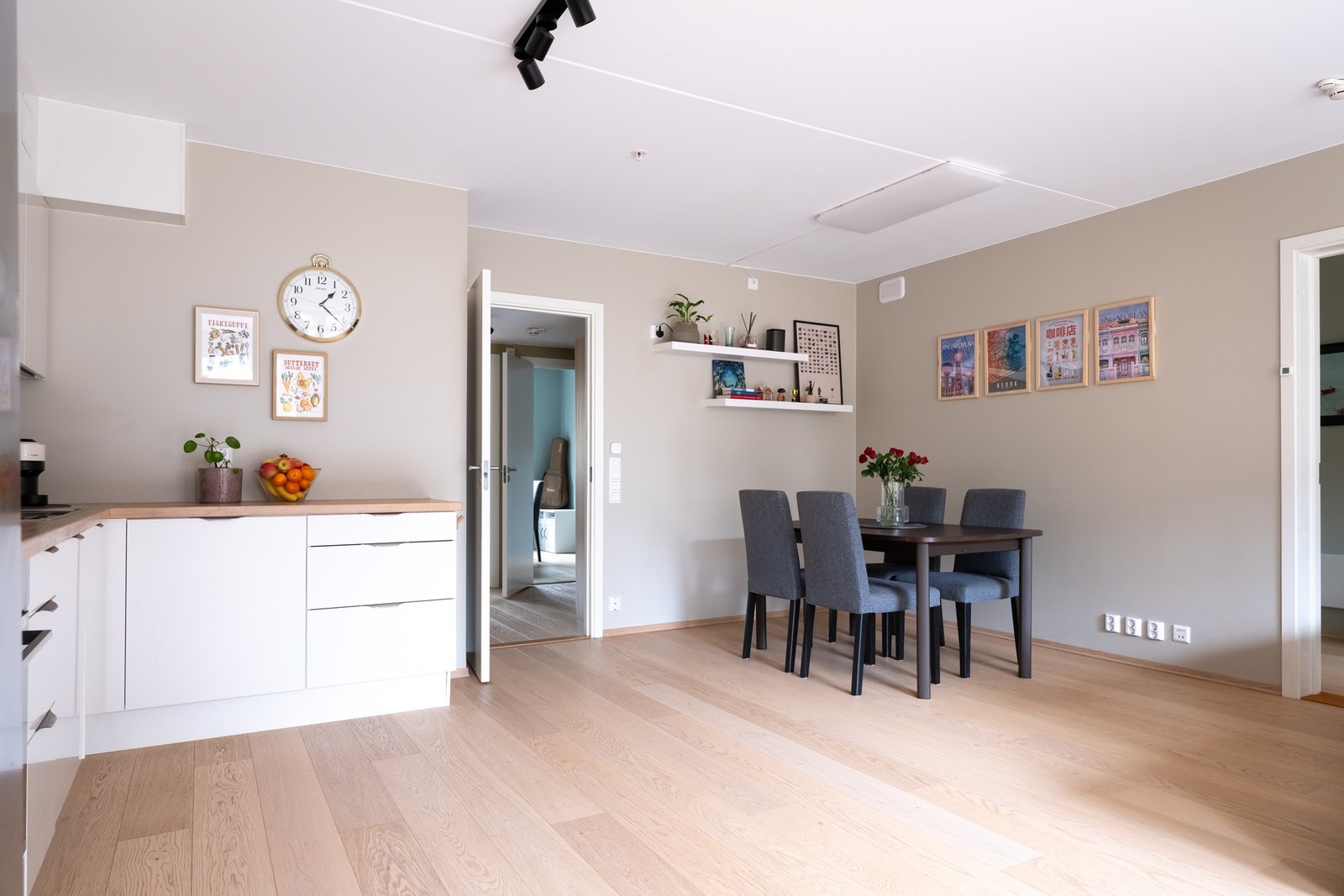 Ønsker du et langbord hvor storfamilie og venner kan inviteres er det godt med plass til dette. Galleribilde