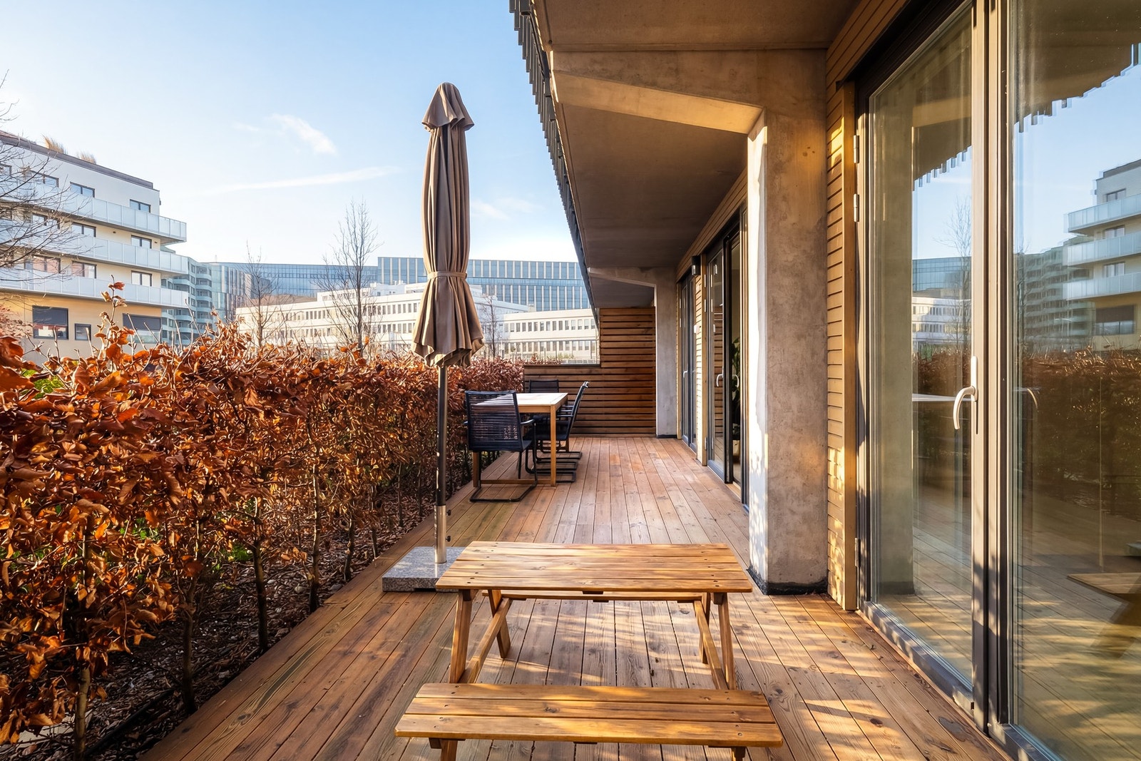 Dette er en lys og gjennomgående 4-roms i et populært boligområde på Ulven. Bildet er delvis AI-redigert. Utsikt og solforhold er representative, med mindre avvik. Galleribilde