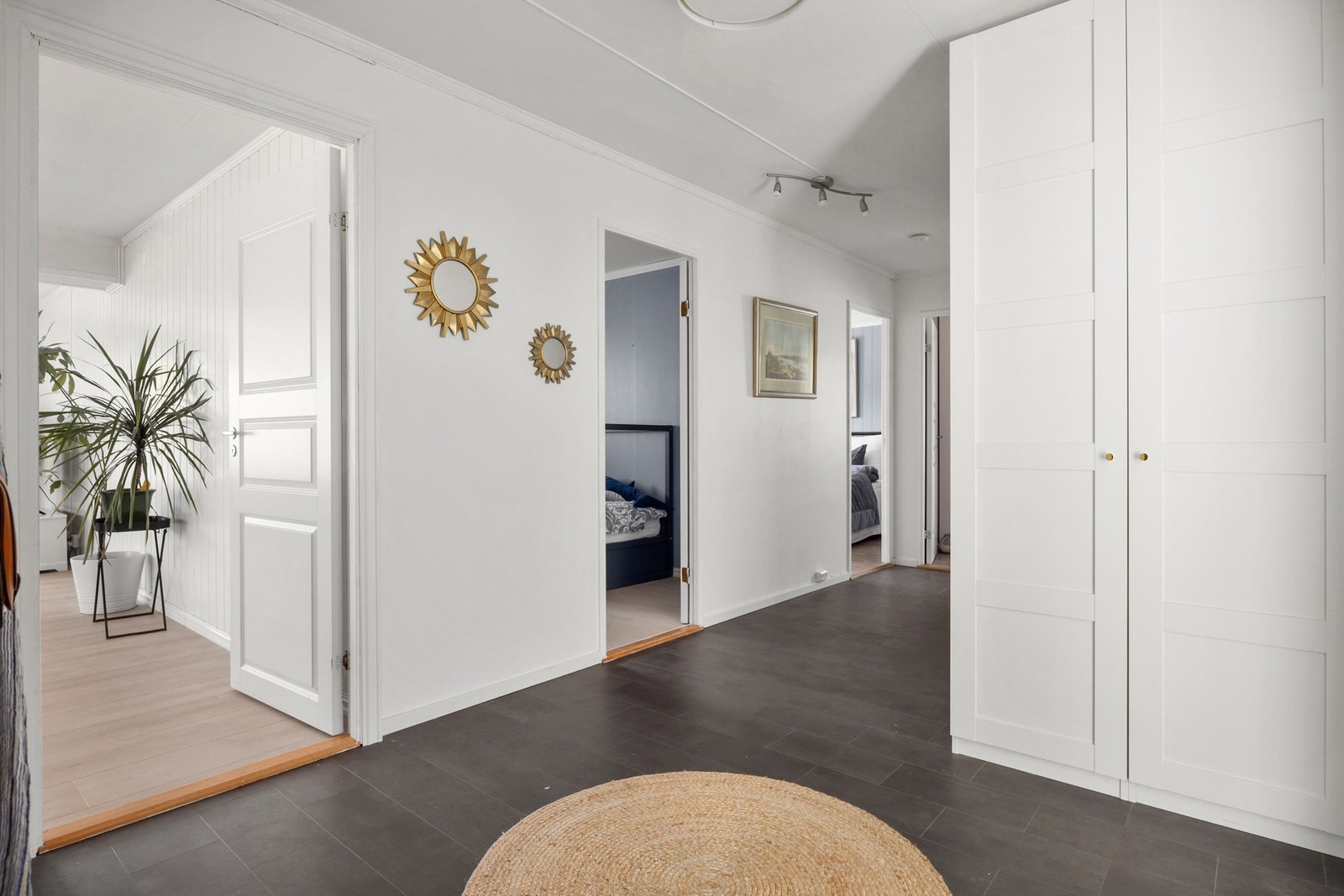 Romslig entré/gang med gardobeskap Galleribilde