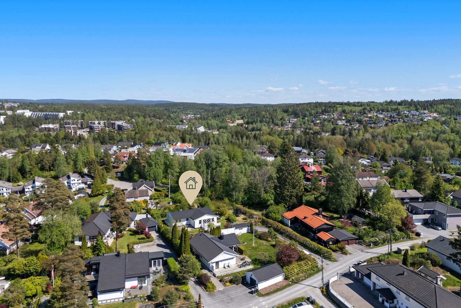 Boligen ligger tilbaketrukket og rolig til i et attraktivt boligområde med kort vei til barnehager og barneskole Galleribilde