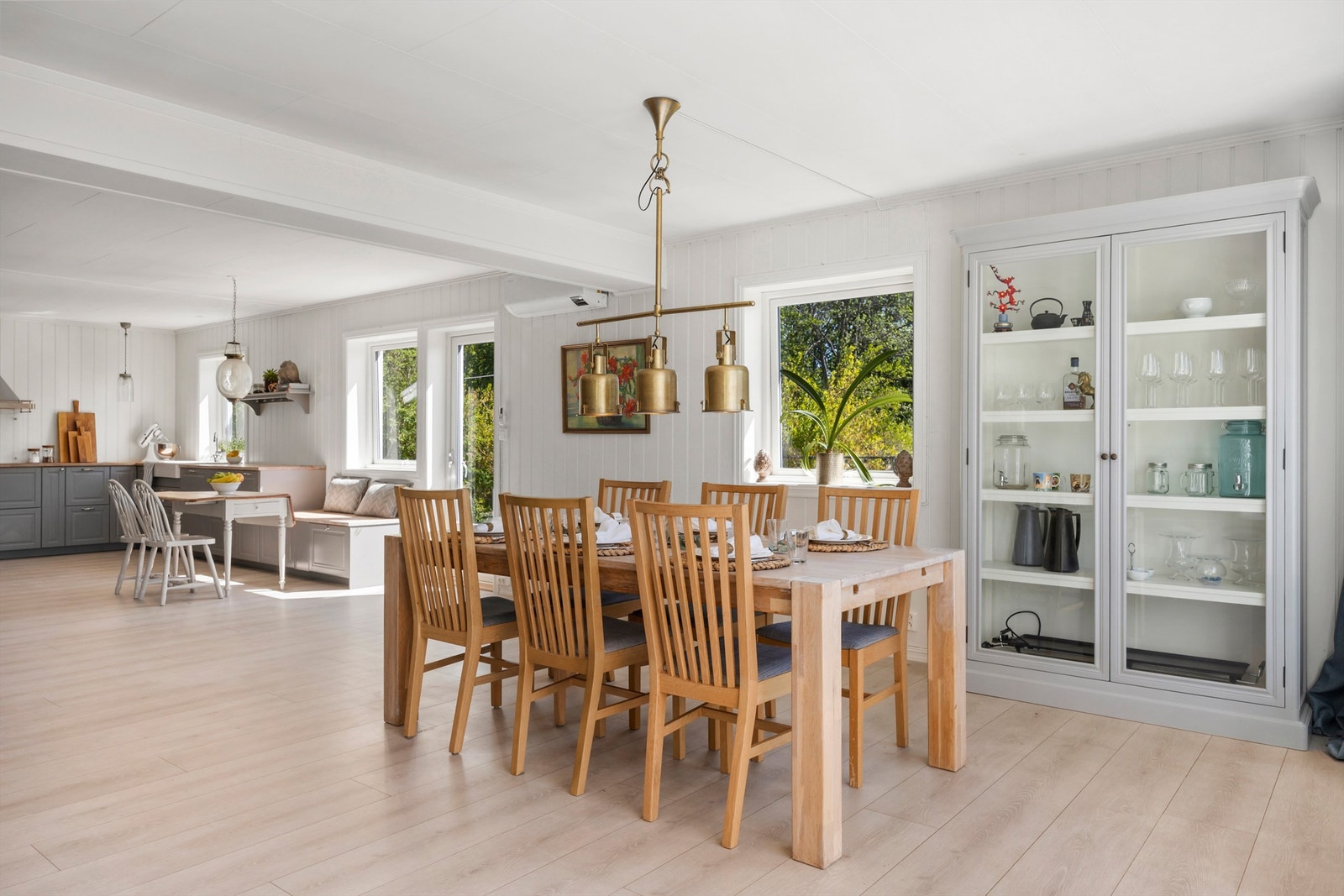 Her er det god plass til langbord og mange gjester til bords Galleribilde