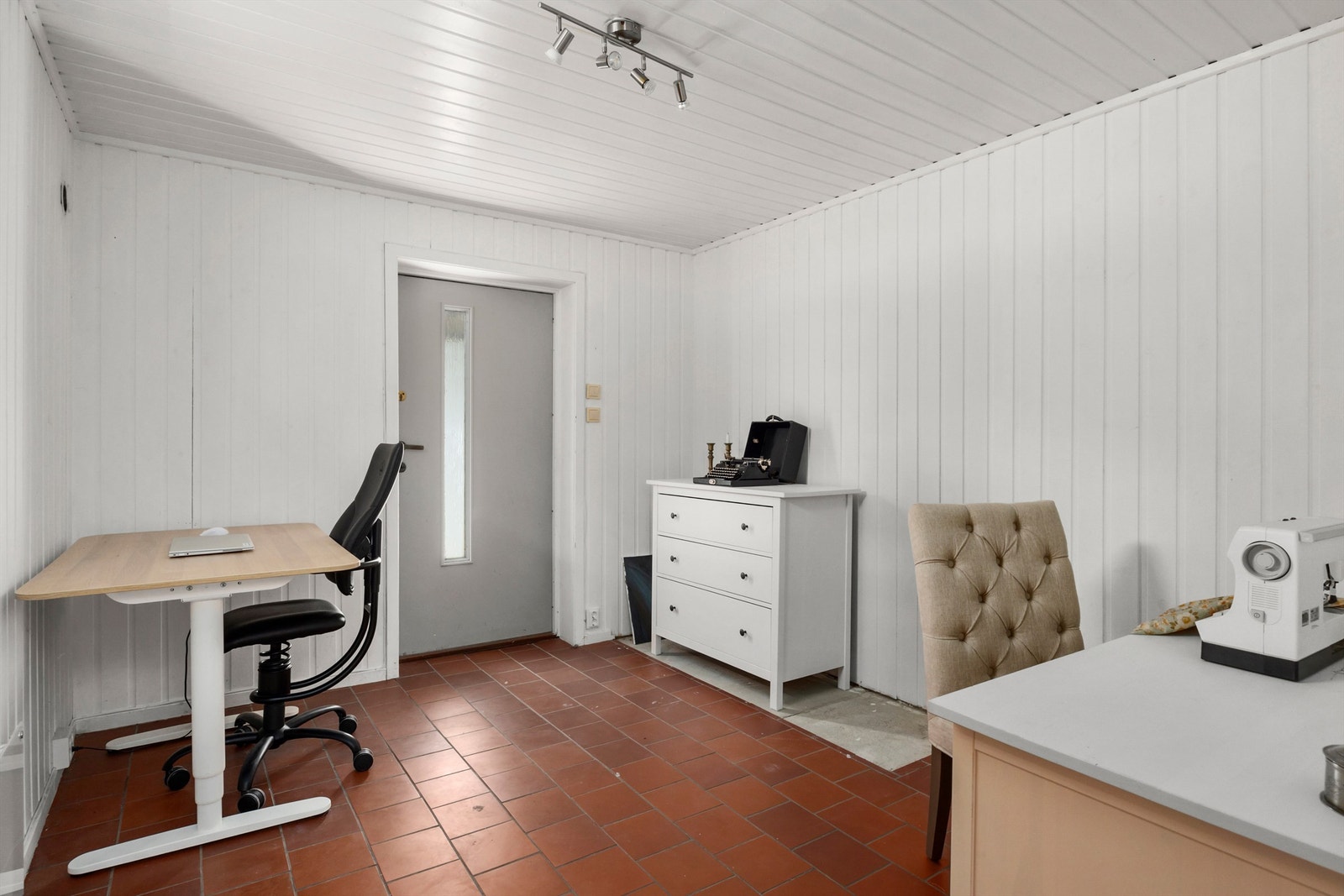 Rom benyttet som kontor og syrom. Har tidligere vært benyttet som entré/gang inn til underetasje. Galleribilde
