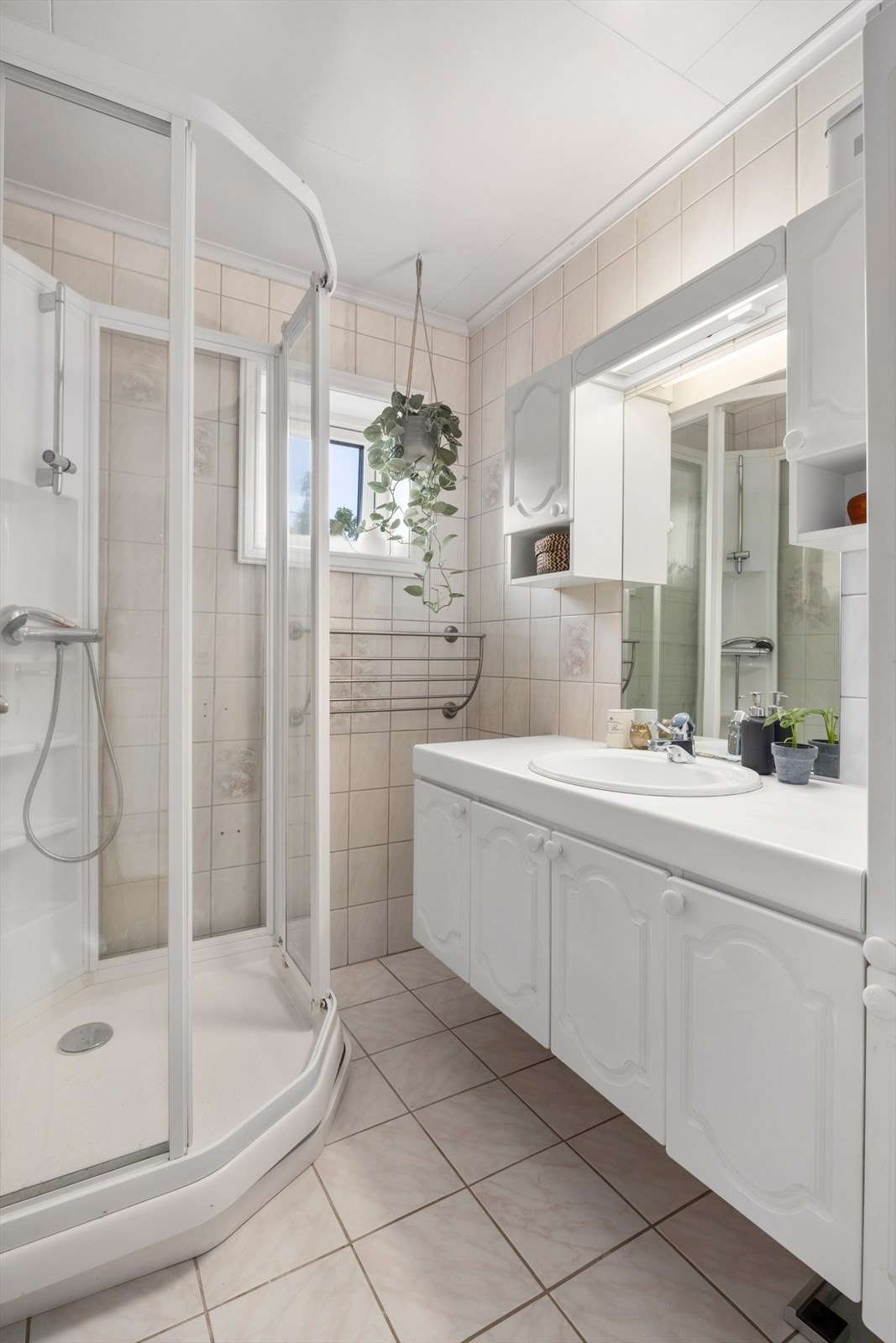 Badet i 1. etasje ligger i nær tilknytning til soverommene. Badet er flislagt og fra 1993, med gulvvarme. Galleribilde