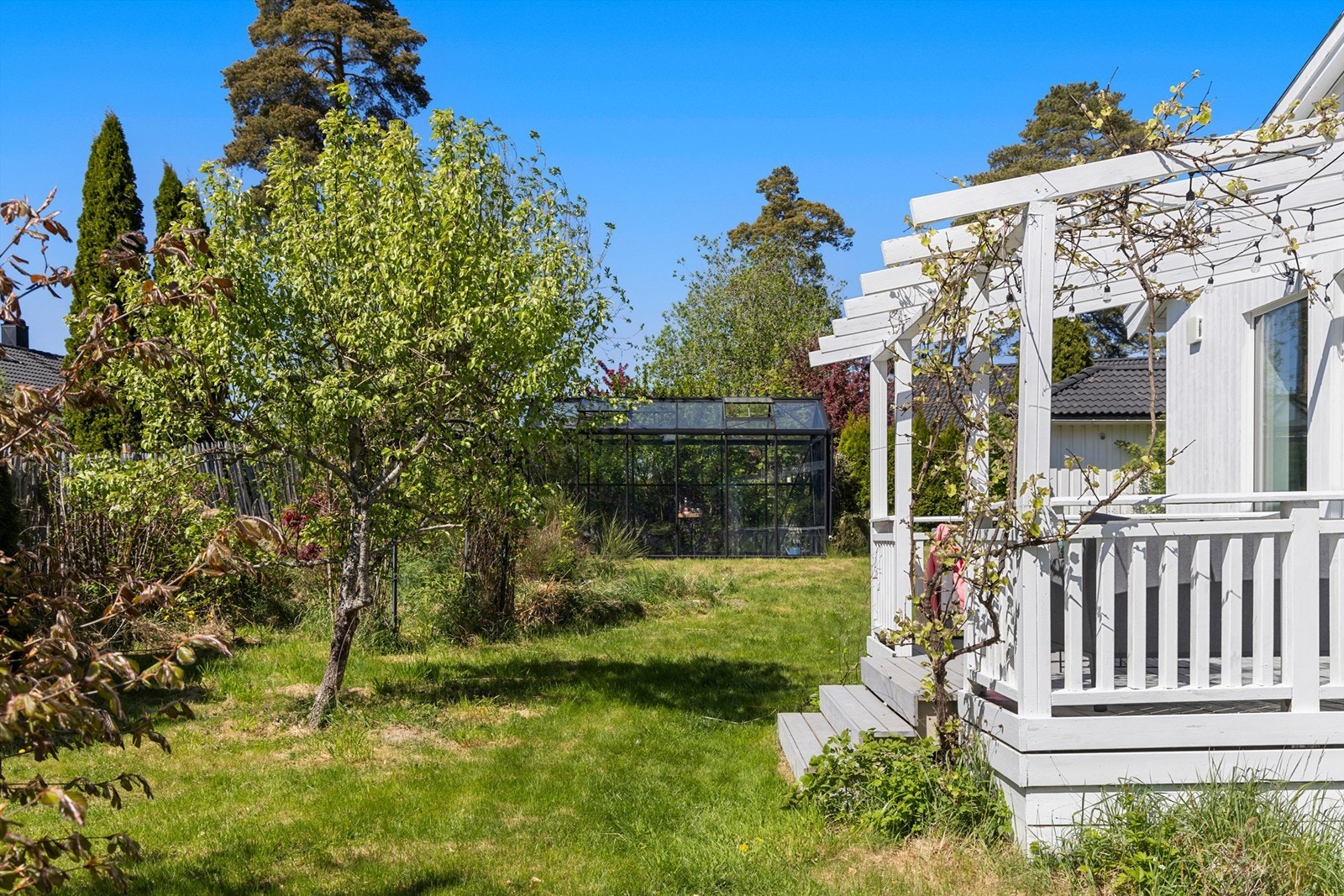 I det vestlige hjørnet av eiendommen er drivhuset plassert Galleribilde