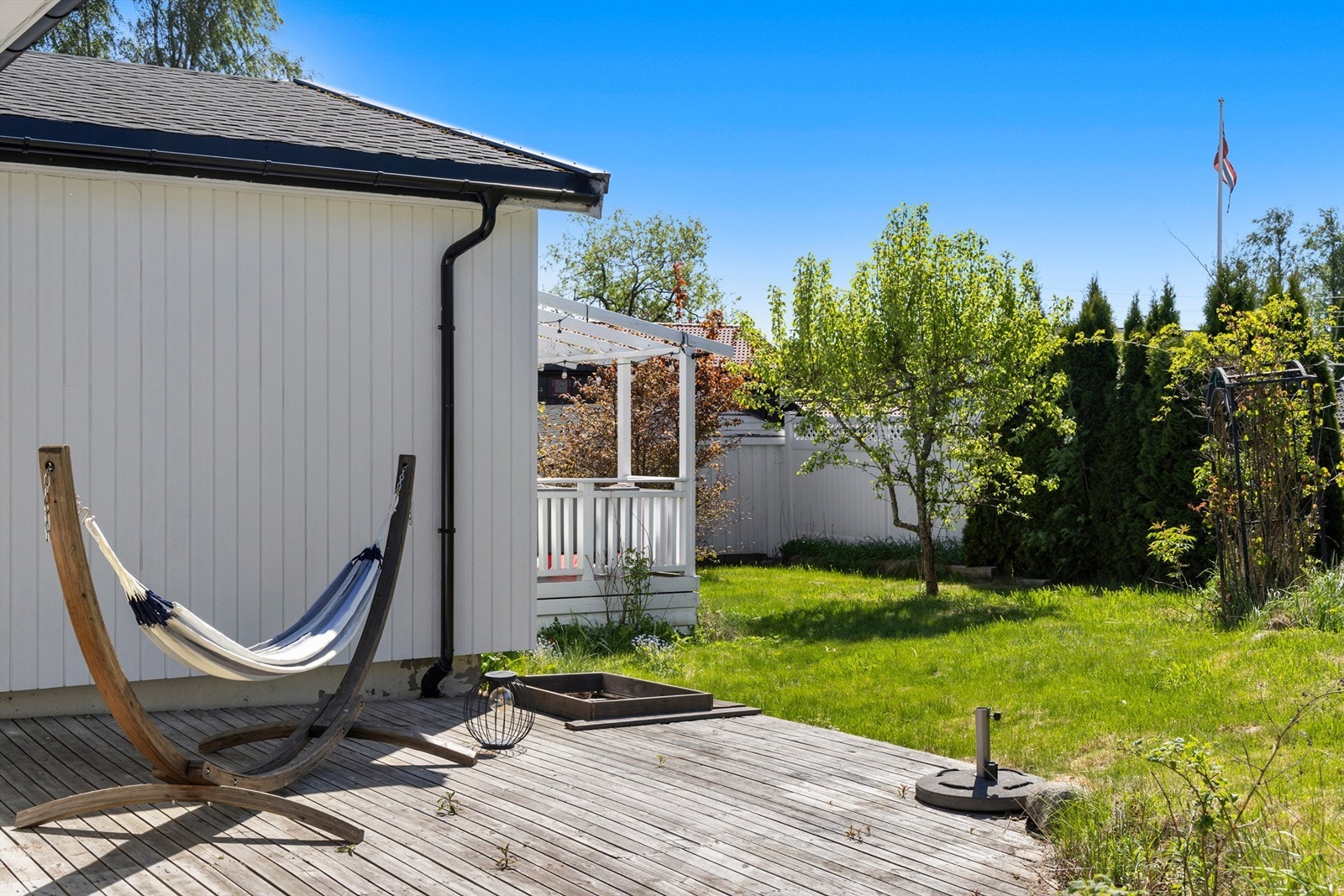 Stor, sydvestvendt markterrasse Galleribilde