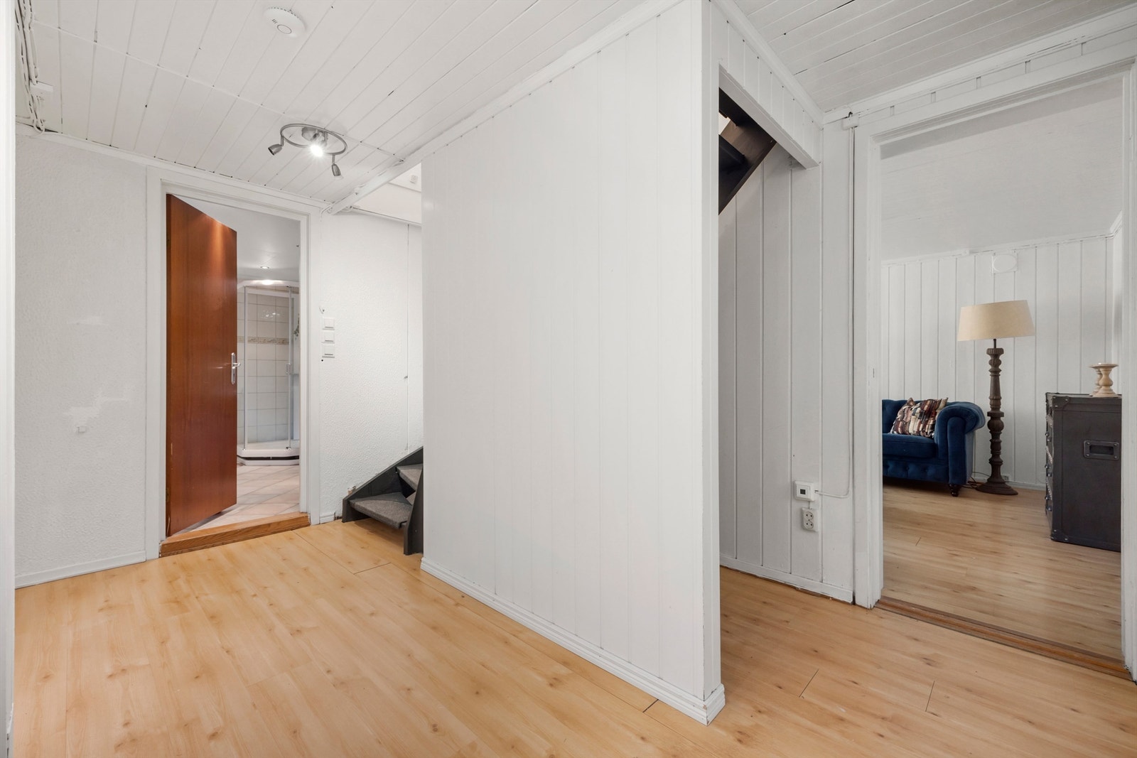 Det gjøres oppmerksom på at det er ikke er søkt om/godkjent innredning av rommene i kjelleretasjen og det er heller ikke tatt stilling til om dette lar seg gjøre. Rommene er ikke godkjent for varig opphold, men til bodrom. Galleribilde