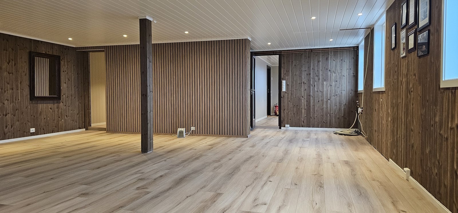Fargevalget inne i seksjonen har falt på en brunlig farge som har mye varme i seg. Hele fargepaletten på rommene er i rolige og harminske farger som går godt overens. Gulvet er også utført i varme toner. Spotter i tak. Galleribilde