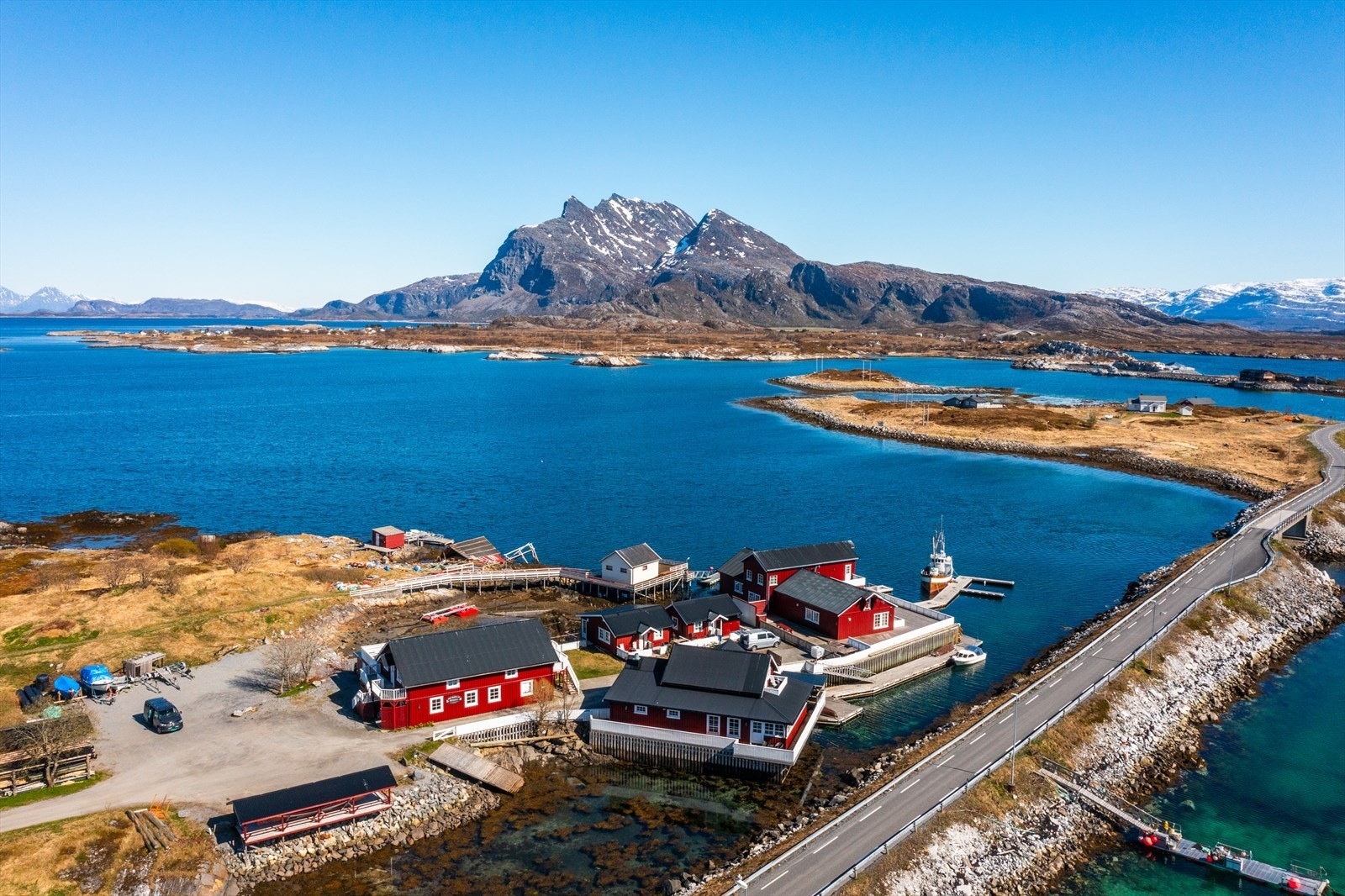 God plass for biloppstilling. Bilvei helt frem til ytterdøra. Galleribilde
