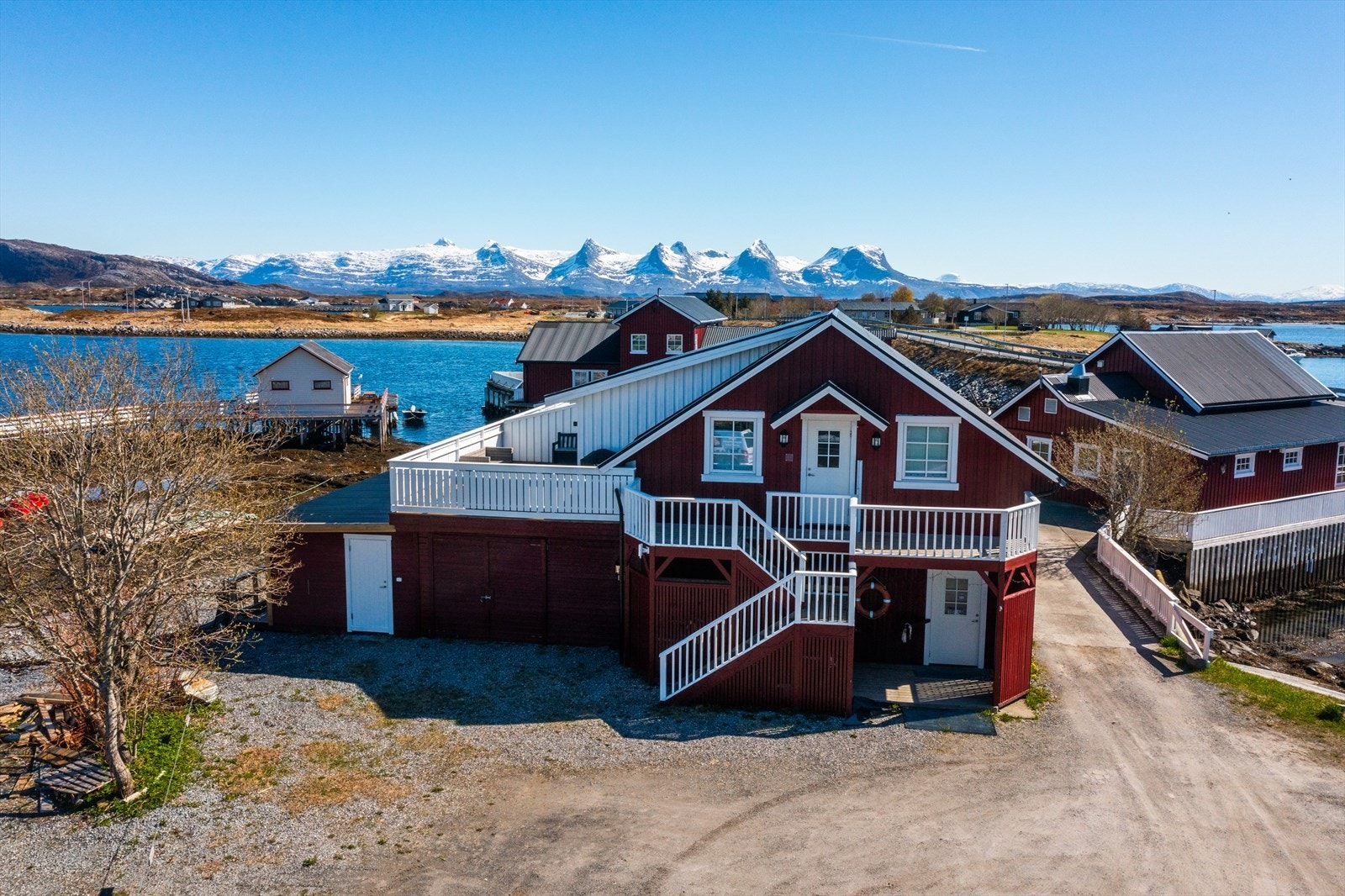 Det ligger flere enheter i nær tilknytning til boligen. Praktisk overbygd inngangsparti. Det er inngang fra både sør og nord til etasjen. Galleribilde