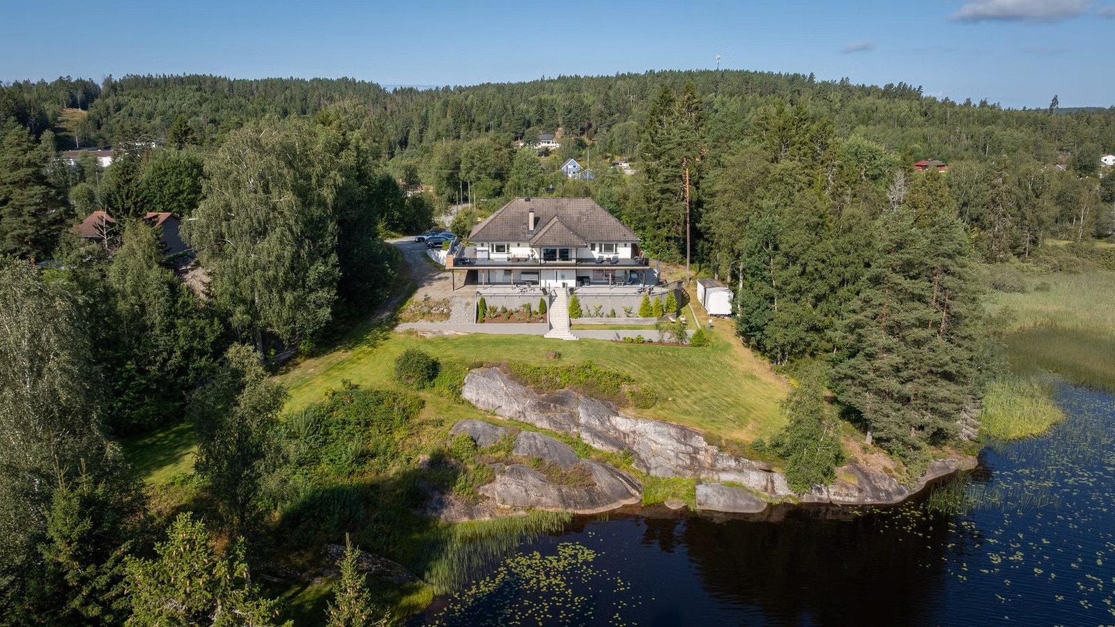 Sommerdagene kan nytes med bading, båtliv og fiske. De gode solforholdene gjør det mulig å virkelig nyte varme og sommer. Galleribilde
