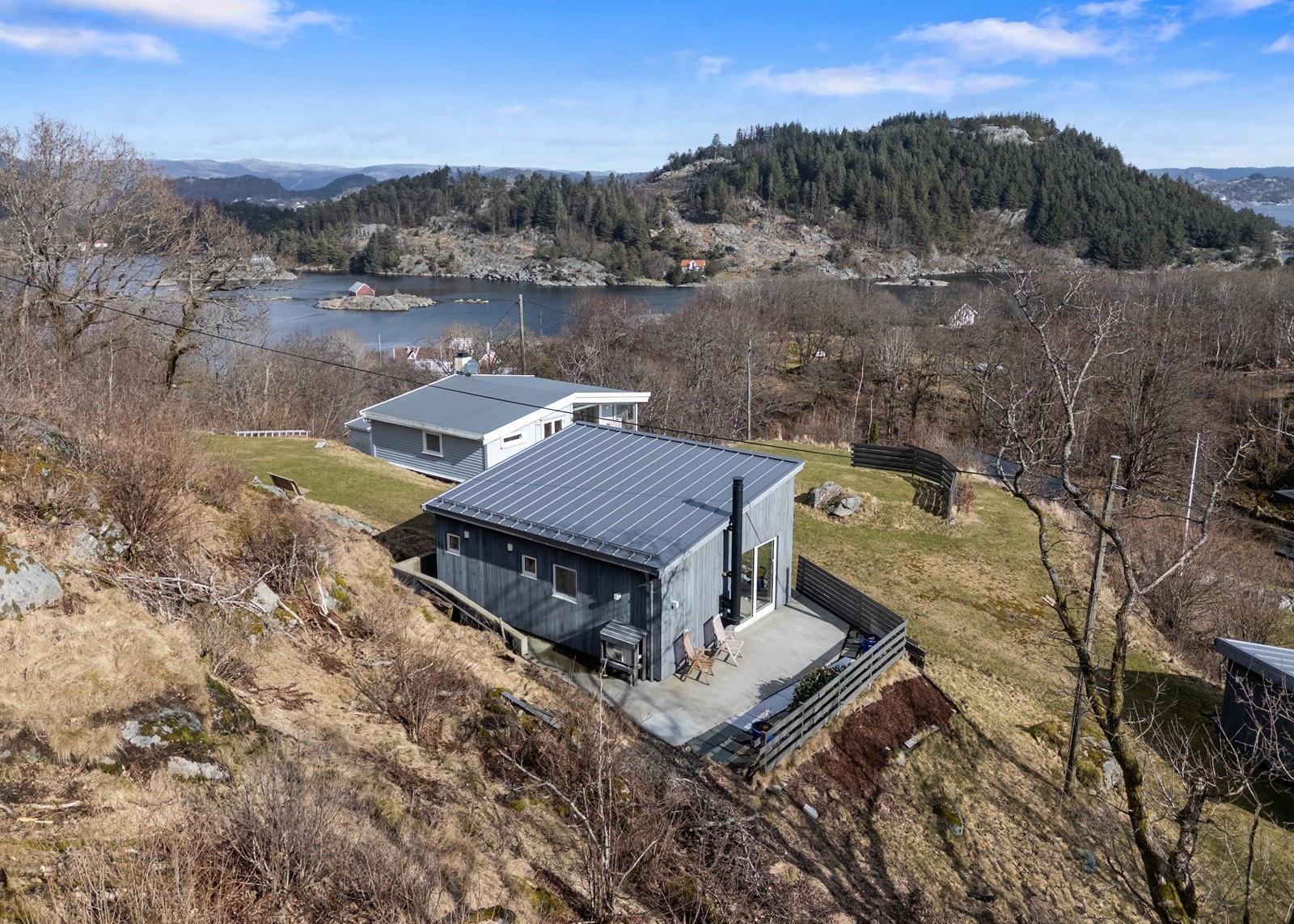 På eiendommen er det både en hytte, ett anneks fra 2022, bod og en bod/garasje Galleribilde