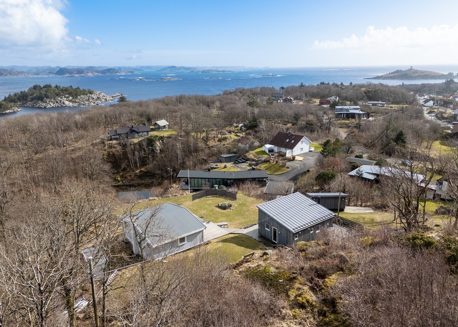 Velkommen til Loshavnveien 385 - En flott eiendom på en nydelig solrik utsiktstomt! Galleribilde