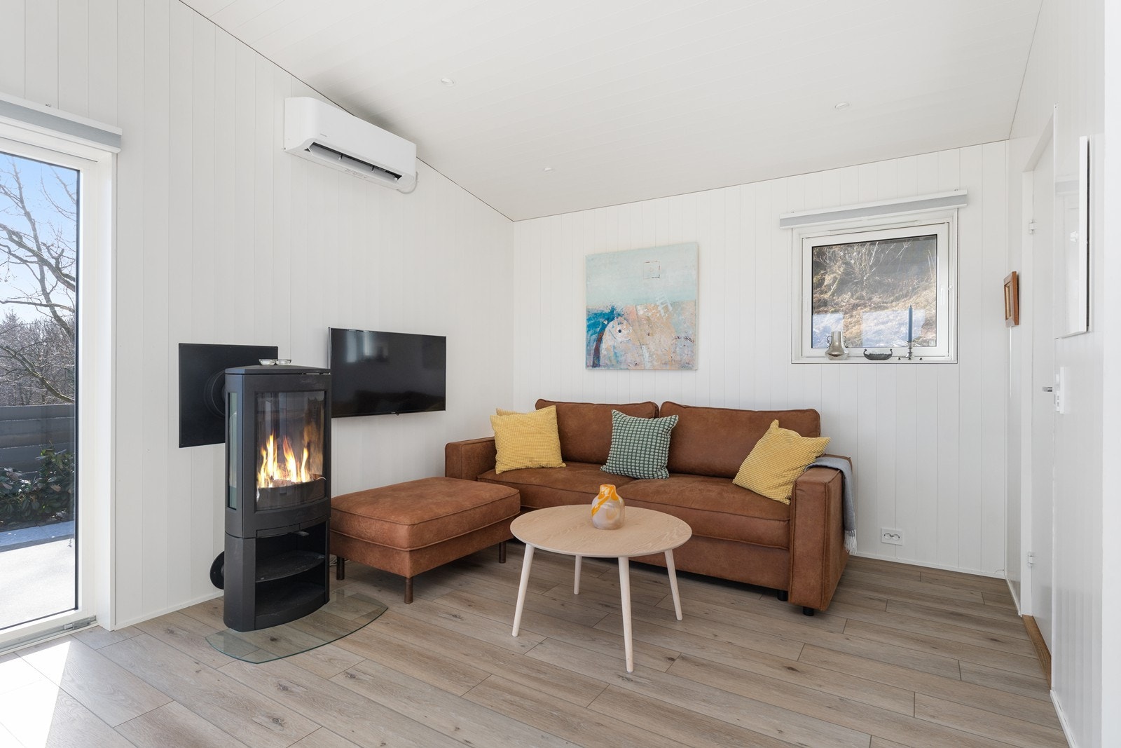 Stua er praktisk innredet med sovesofa, så her er det god plass til gjester Galleribilde