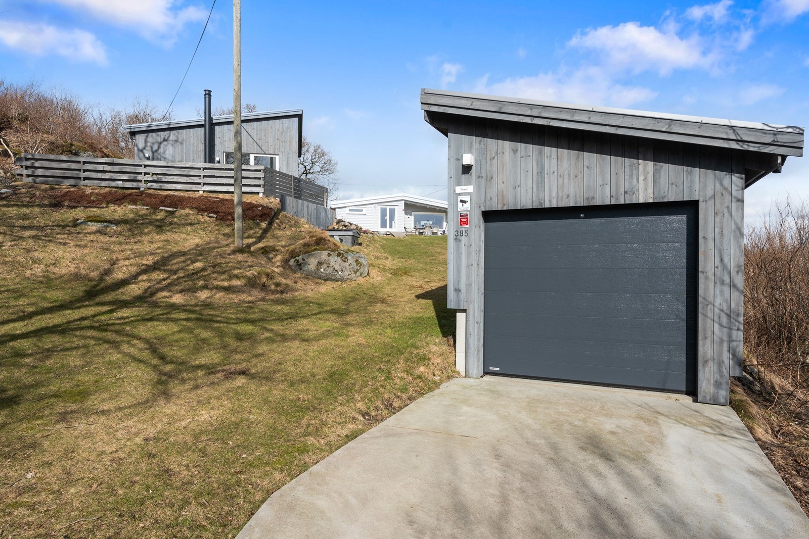 Garasje/bod med elektrisk portåpner - Super plass for lagring av utemøbler og diverse Galleribilde
