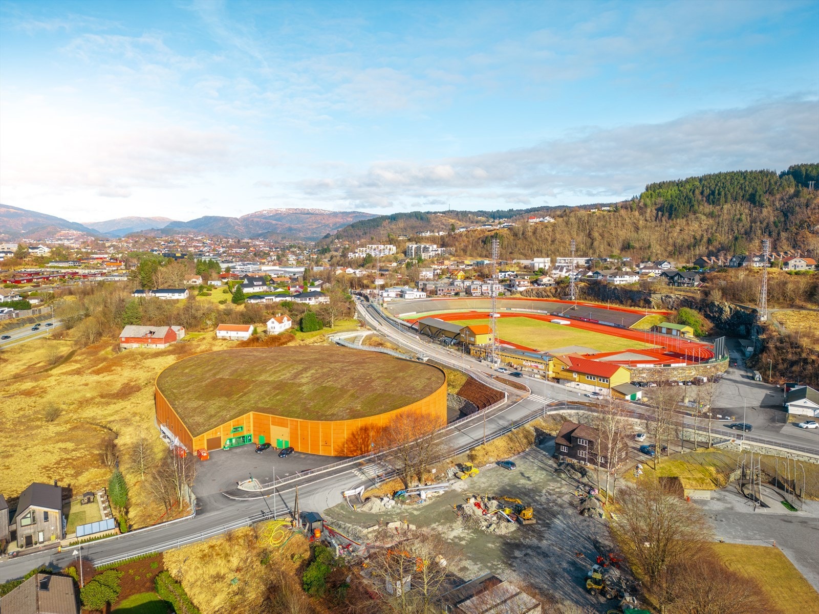 Et bredt idrettstilbud i nærheten med nye Gneist Arena og Fana stadion. Også flotte turmuligheter i Hordnesskogen, Skageskogen og Stendafjellet. Galleribilde