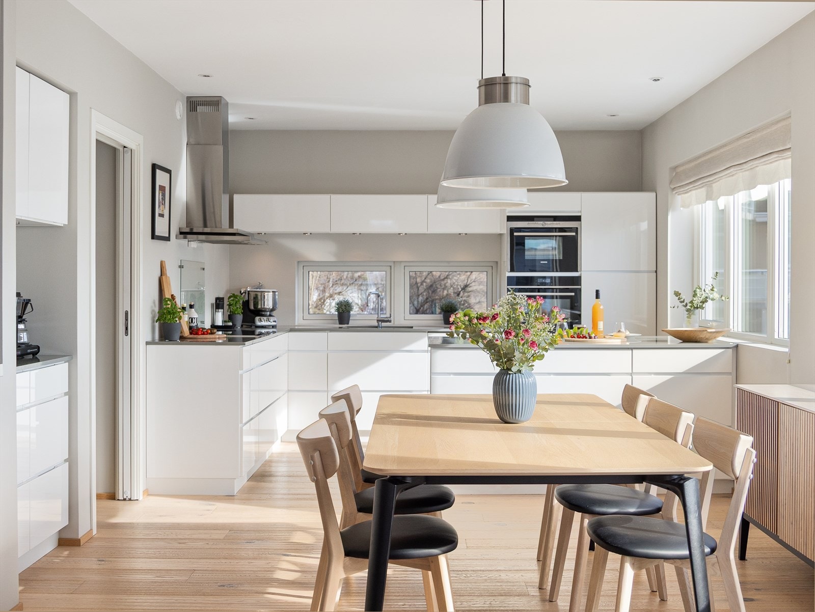 Kjøkkenet er levert av Kvik og har slette fronter og kompositt benkeplate som gir et moderne og stilrent uttrykk. Galleribilde