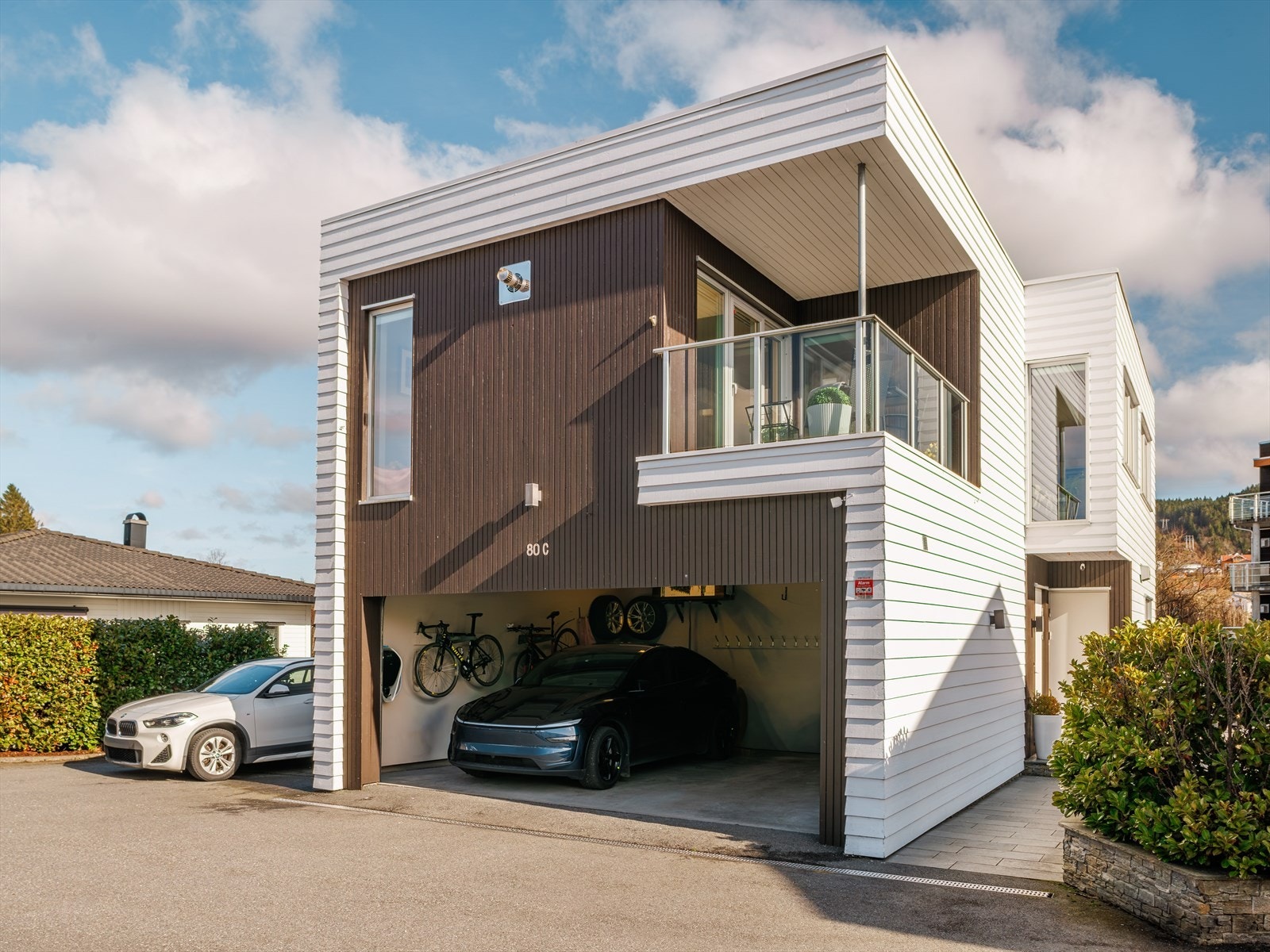 Boligen har integrert dobbelgarasje med automatisk leddport og elbillader. Gå tørrskodd inn i boligen! Galleribilde
