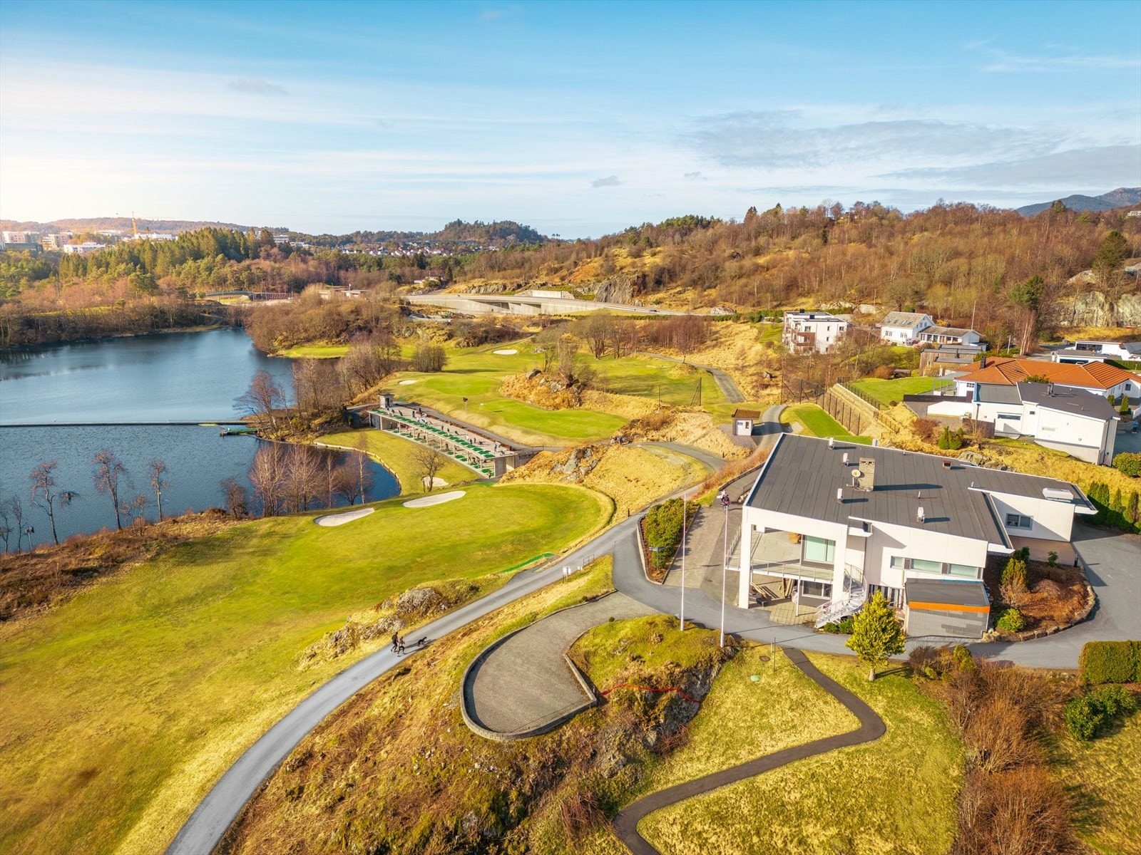 Boligen kan passe perfekt for en travel barnefamilie, så vel som voksne/eldre som ønsker en lettstelt bolig like ved golfbanen. Galleribilde