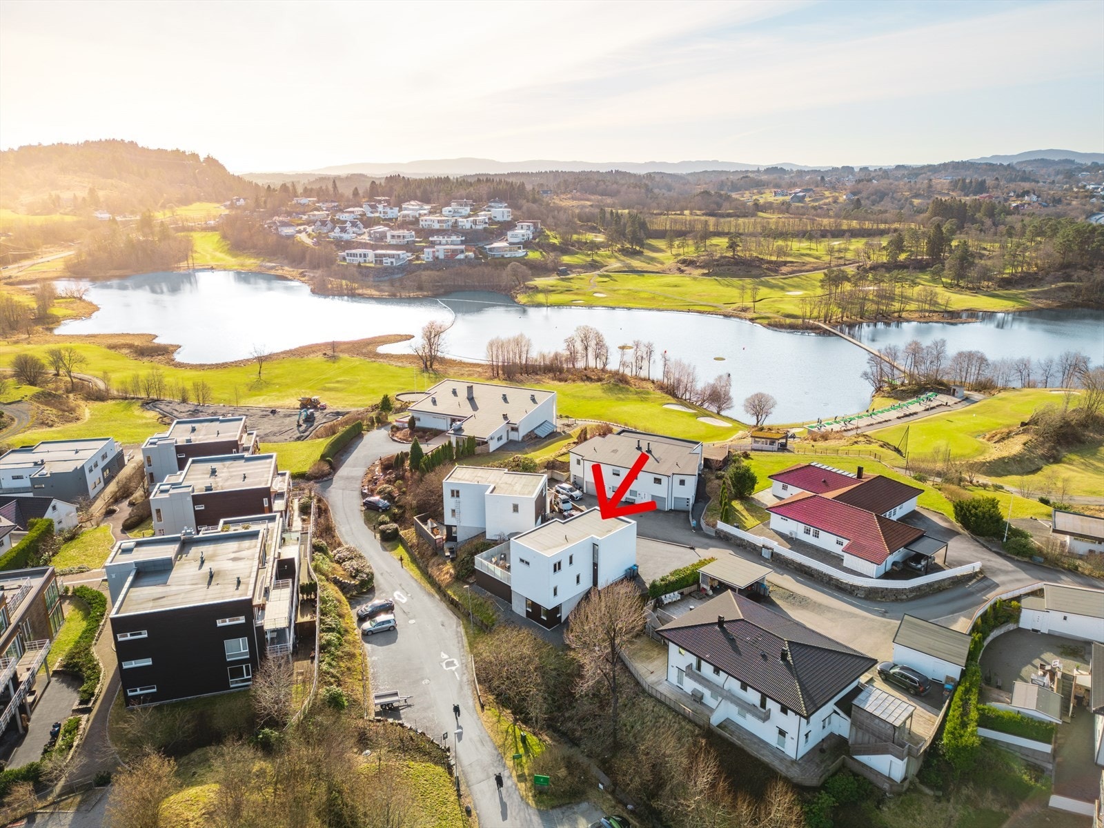 Boligen har en meget attraktiv beliggenhet i Fana, med Fana golfklubb som nærmeste nabo. Galleribilde