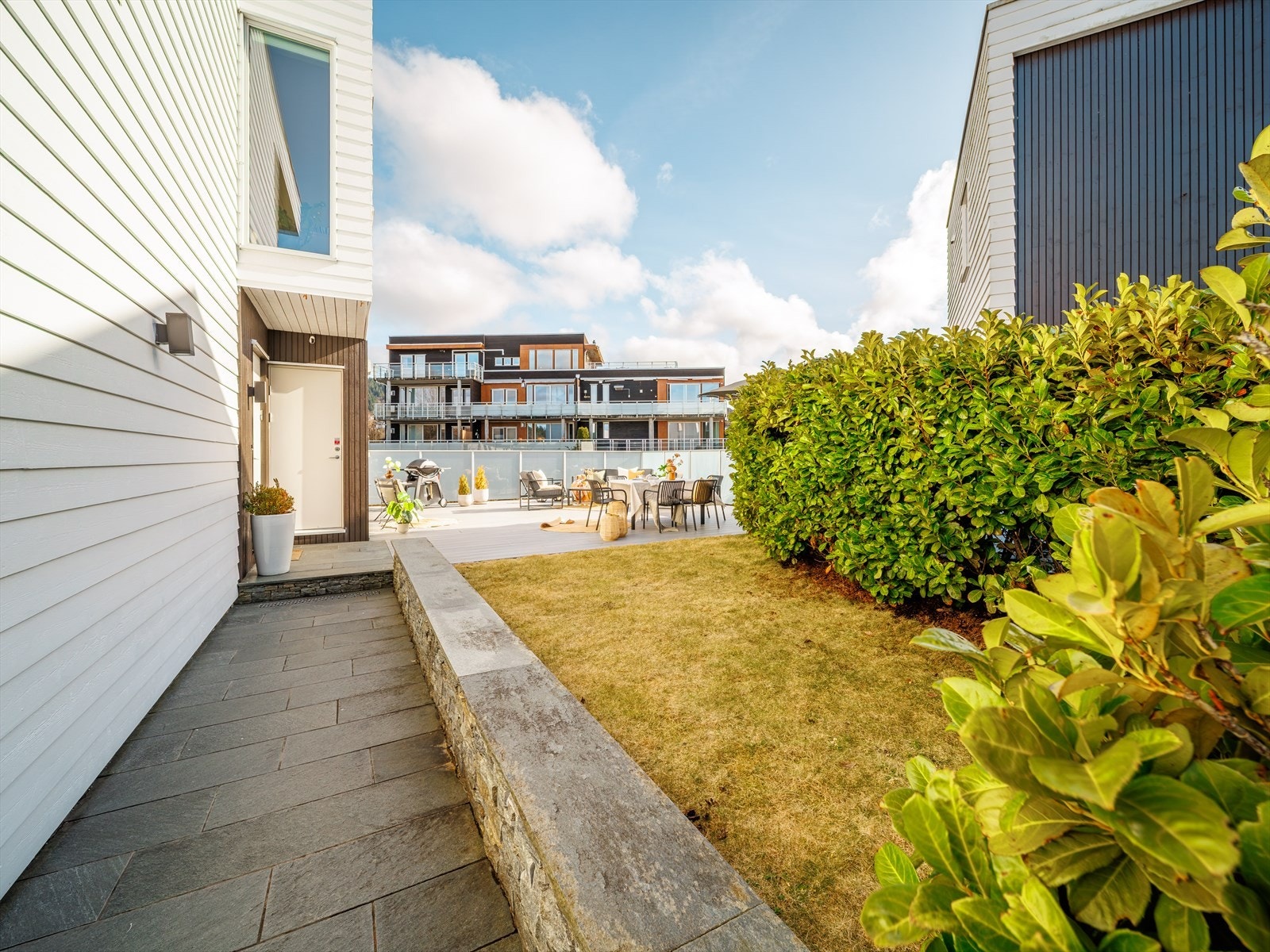 Tomten er godt utnyttet og passer perfekt for de som ønsker enkelt vedlikehold og stell. Galleribilde