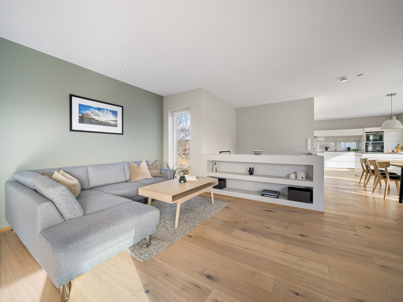 Stue og kjøkken ligger i en delvis åpen løsning med gode lysforhold og en luftig romfølelse. Planløsningen gir fleksible innredningsmuligheter, med naturlig plass til både sofagruppe og spiseplass. Galleribilde