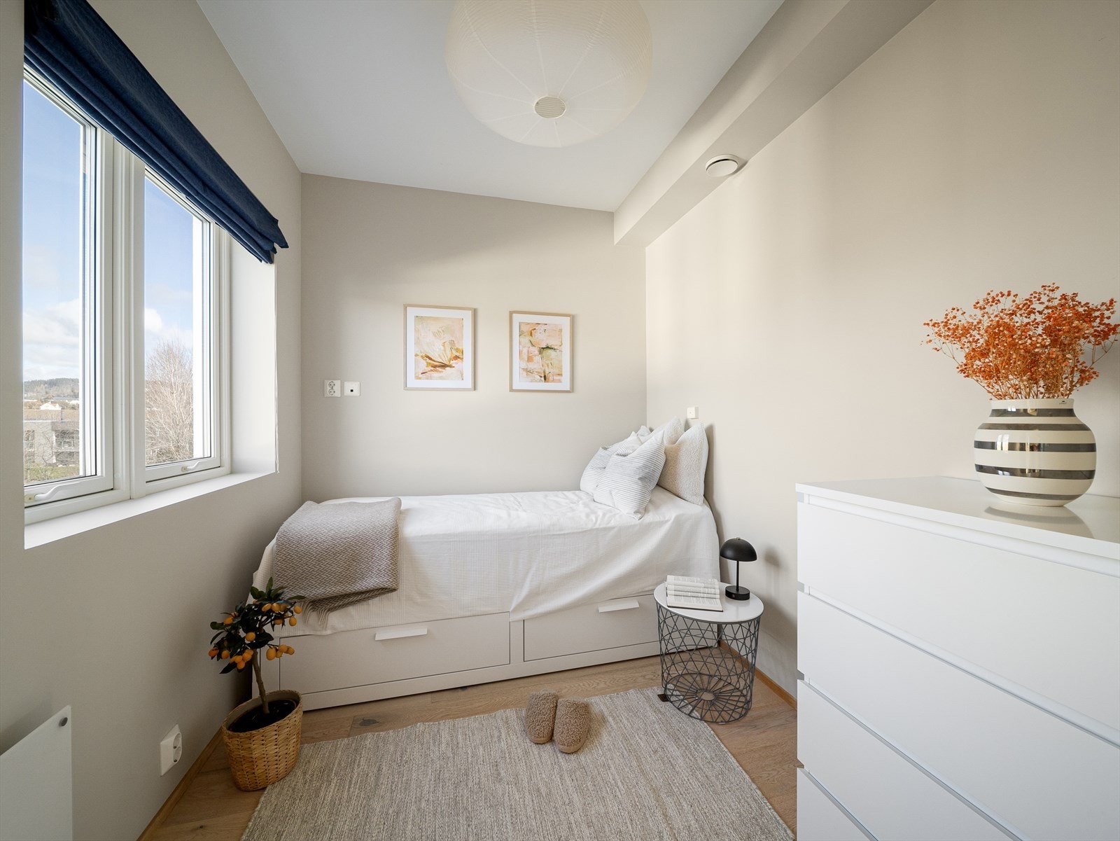 Det er ett soverom i 2. etasje - dette kan også passe fint som hjemmekontor eller gjesterom. Galleribilde