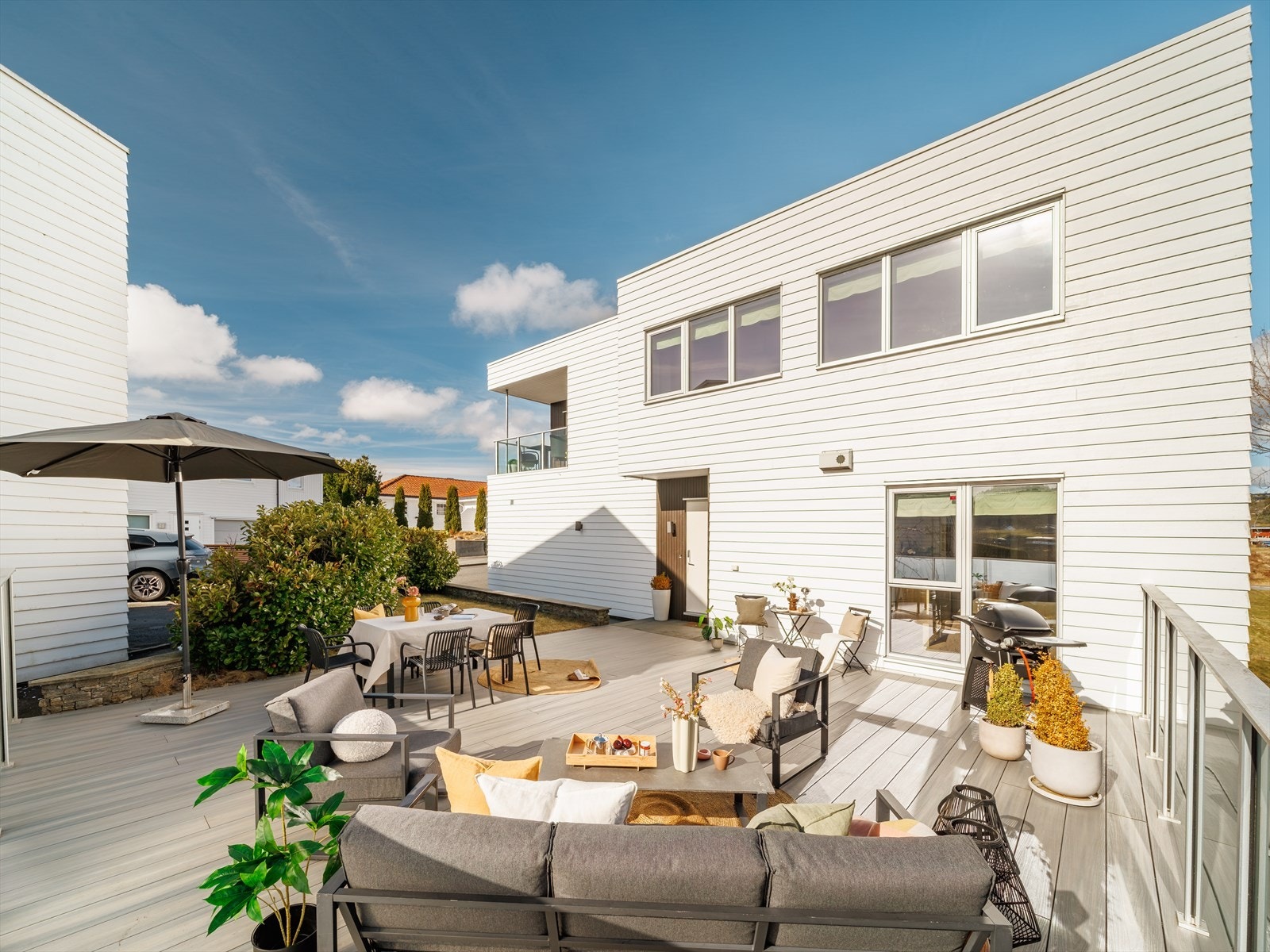 Stor sørvestvendt terrasse - perfekt for grilling, sosiale sammenkomster og avslapning i solen. Galleribilde