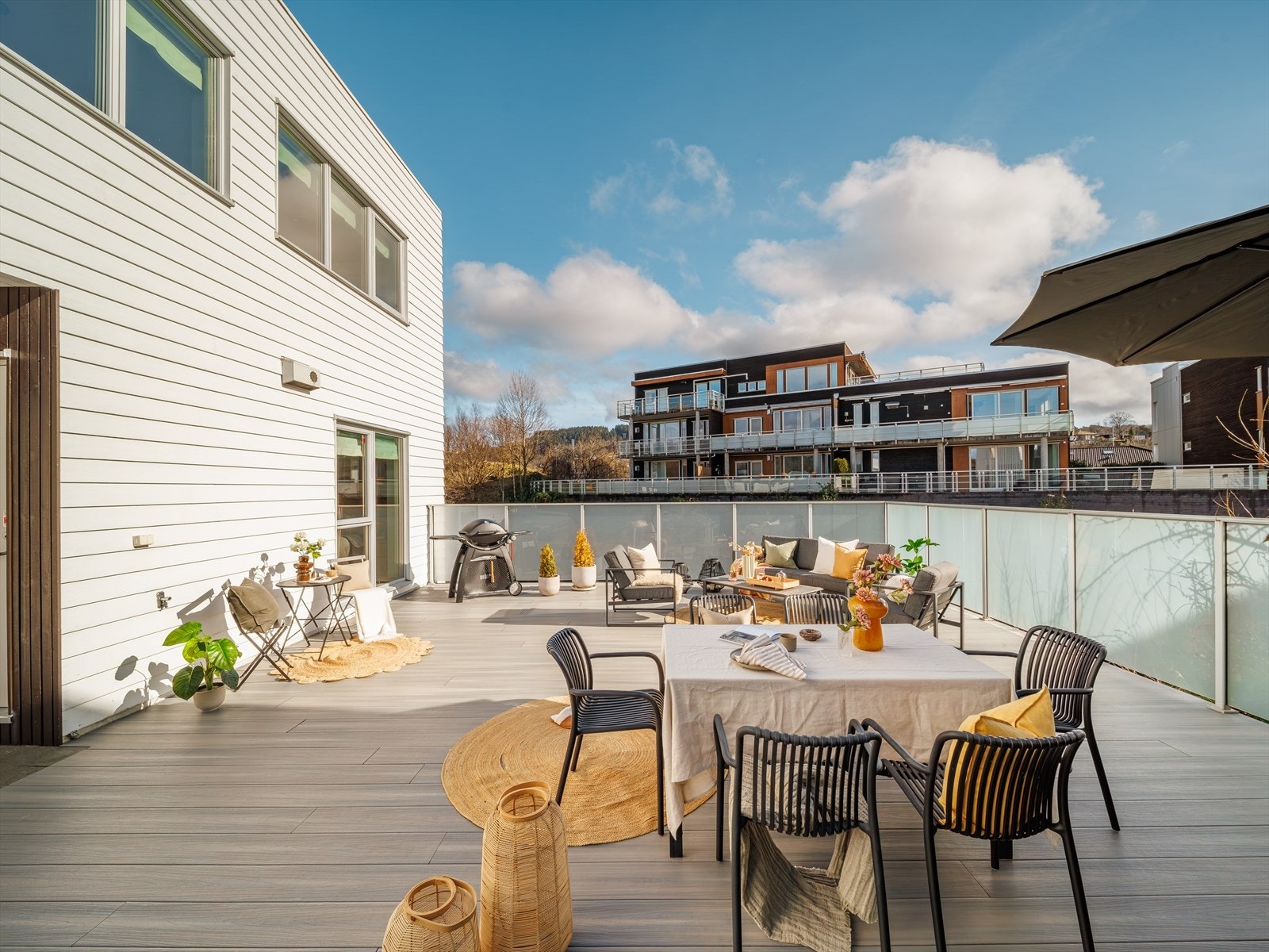 God plass til diverse utemøbler, grill og beplantning. Galleribilde