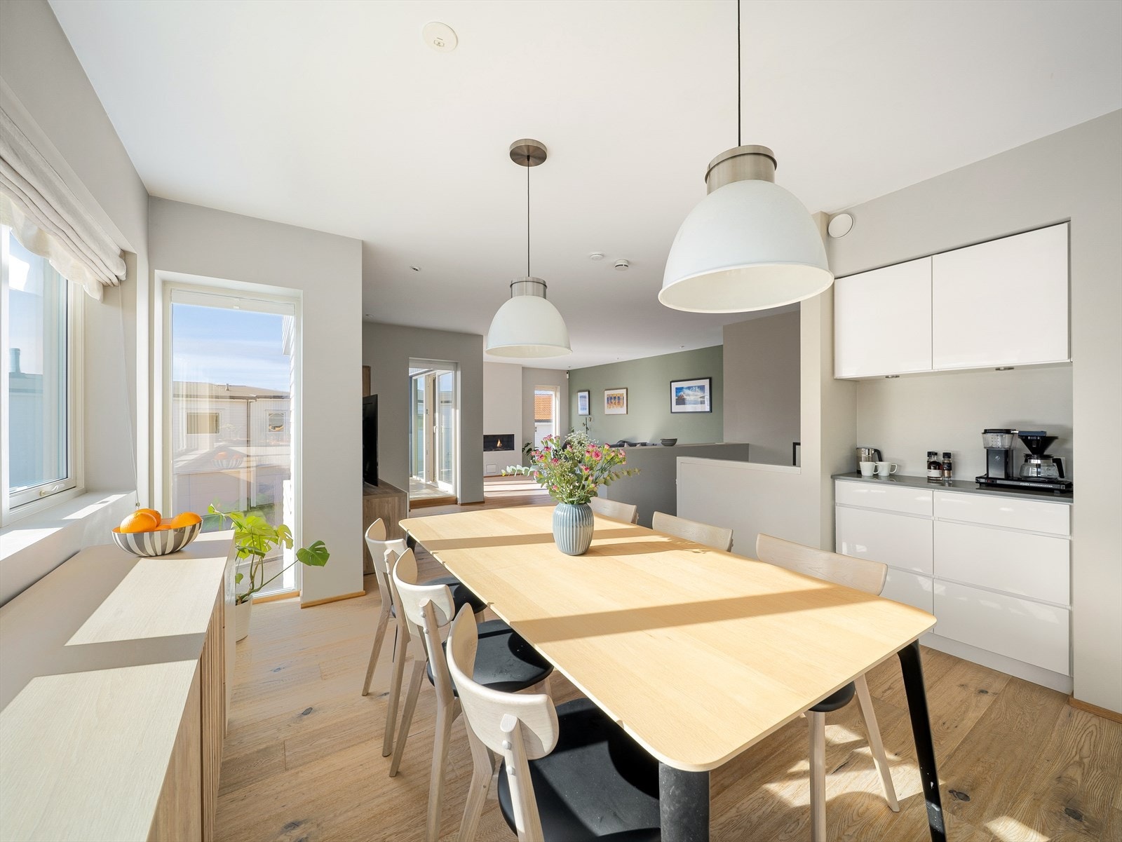 Den åpne løsningen mot stuen skaper et sosialt og funksjonelt oppholdsrom. Galleribilde