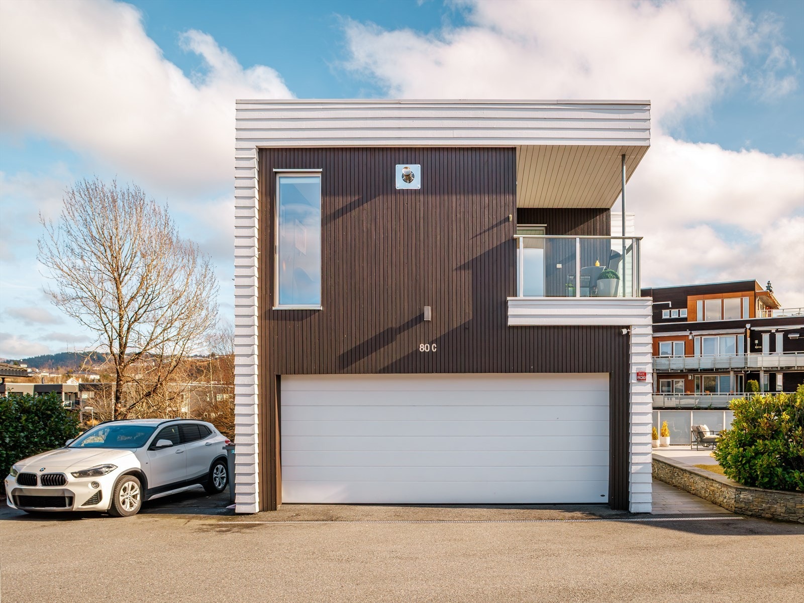 I garasjen er det plass til to biler. Det er også plass til parkering utenfor garasjen (mot nord). Galleribilde