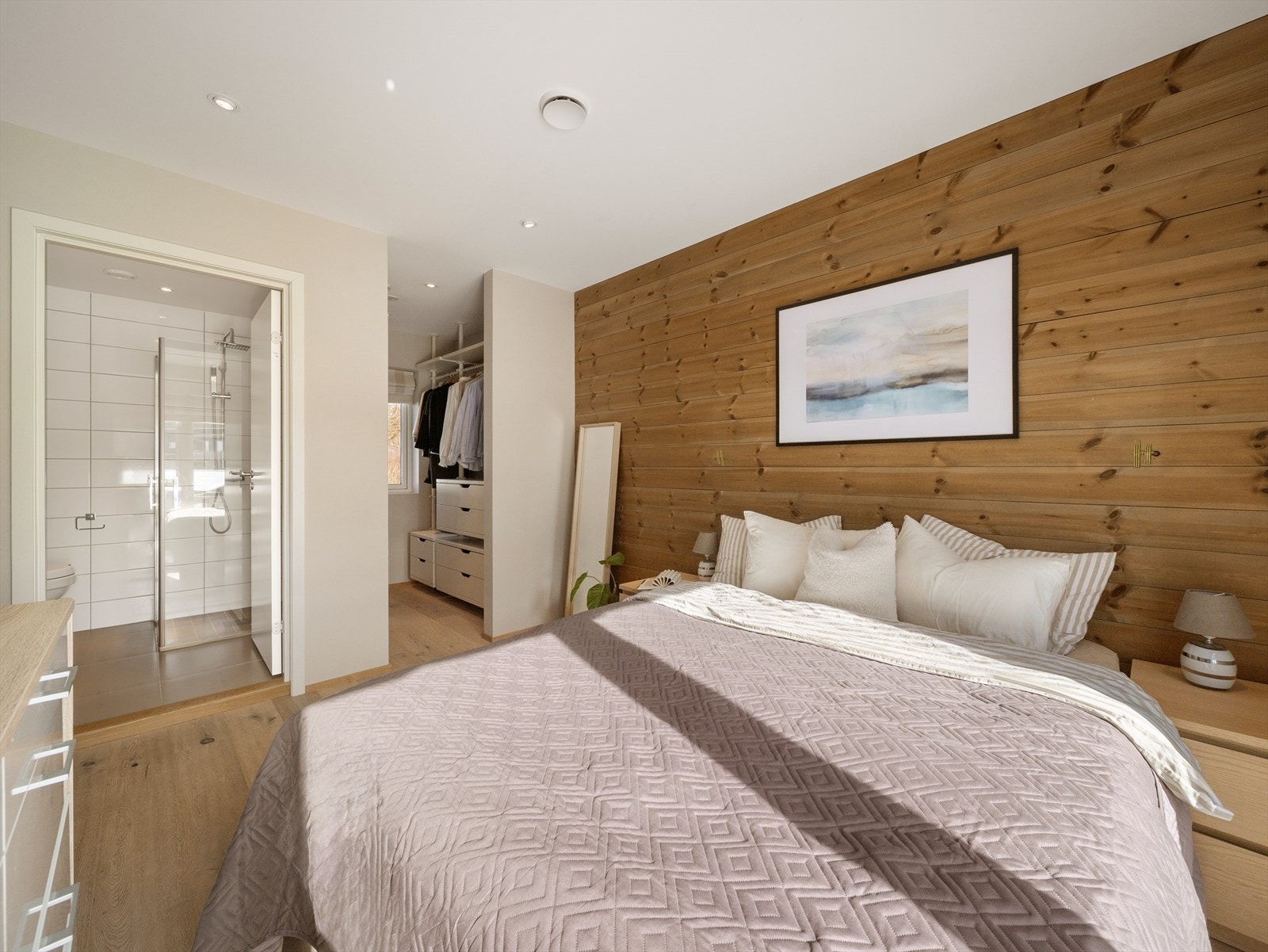 Et romslig soverom med egen walk-in-garderobe og eget bad- en drøm for de fleste! Galleribilde