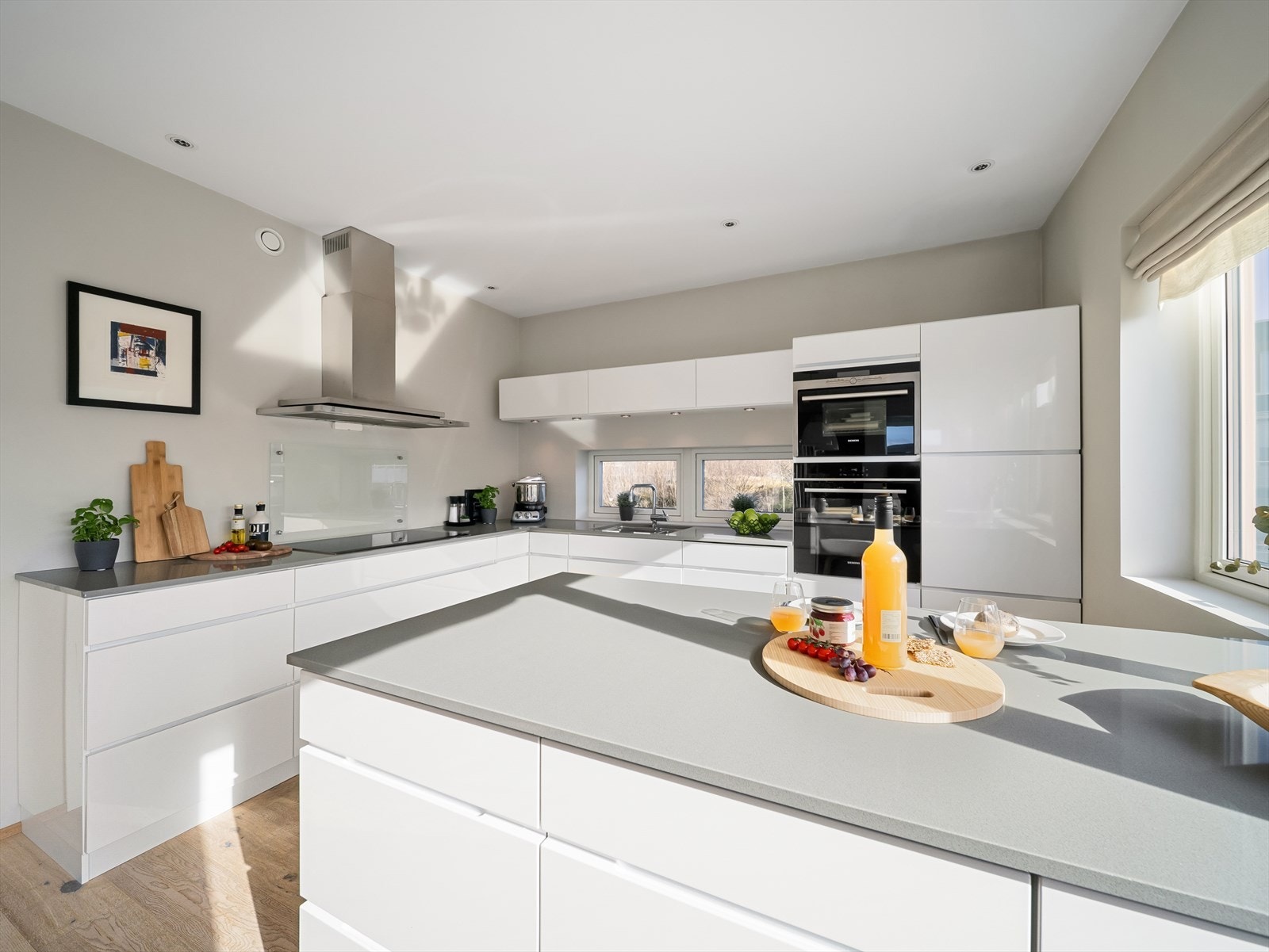 Her er gode arbeidsflater og integrerte hvitevarer som stekeovn, dampovn, oppvaskmaskin og kjøl/frys. Kompositt benkeplate. Galleribilde