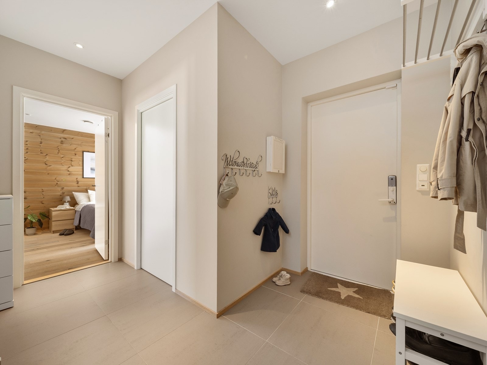 Ytterdør til høyre i bildet og dør til praktisk bod i midten. Dette rommet har også direkte tilkomst til garasjen (se planskisse). Galleribilde