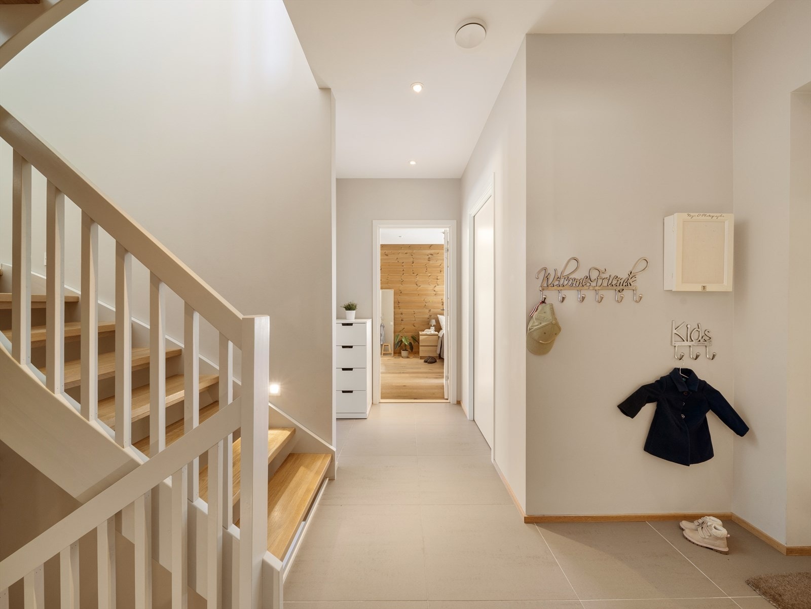 Lys og fin entré i 1. etasje med flislagt gulv. Galleribilde