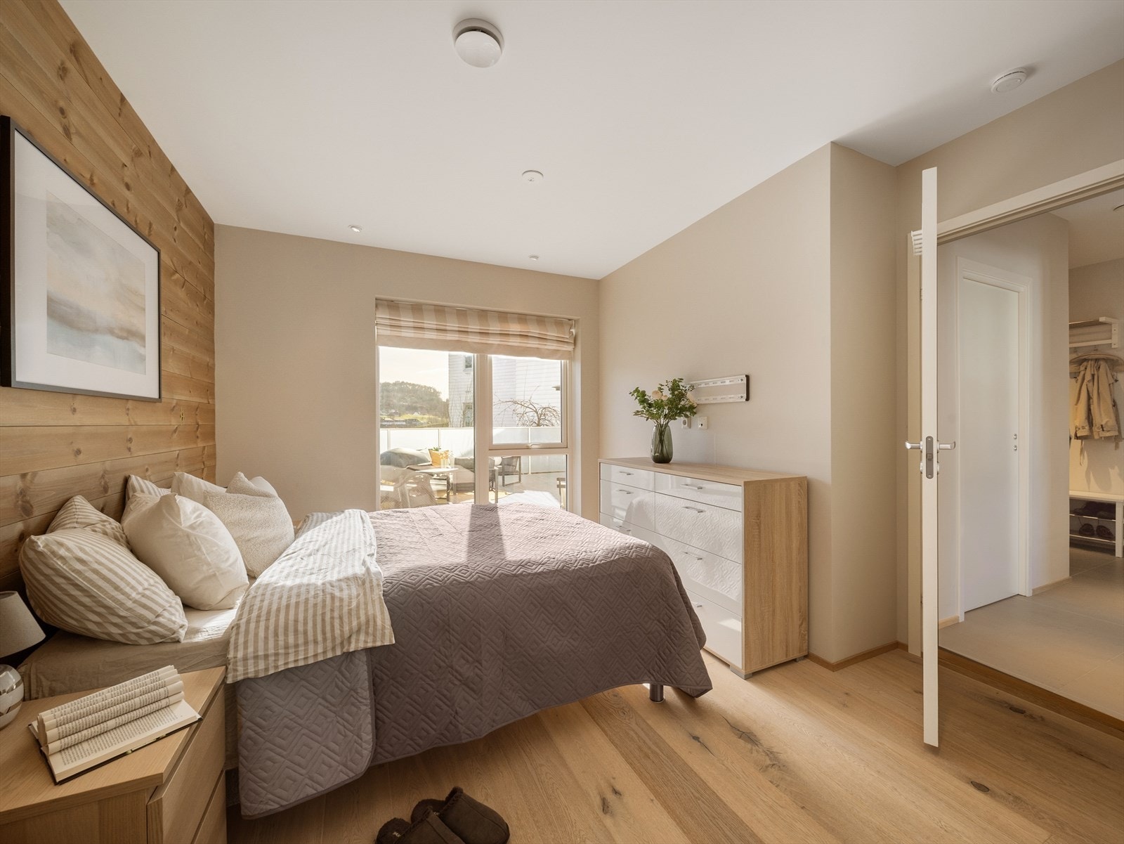 Soverommet er malt i moderne farger med en flott brytningsvegg med panel. Galleribilde