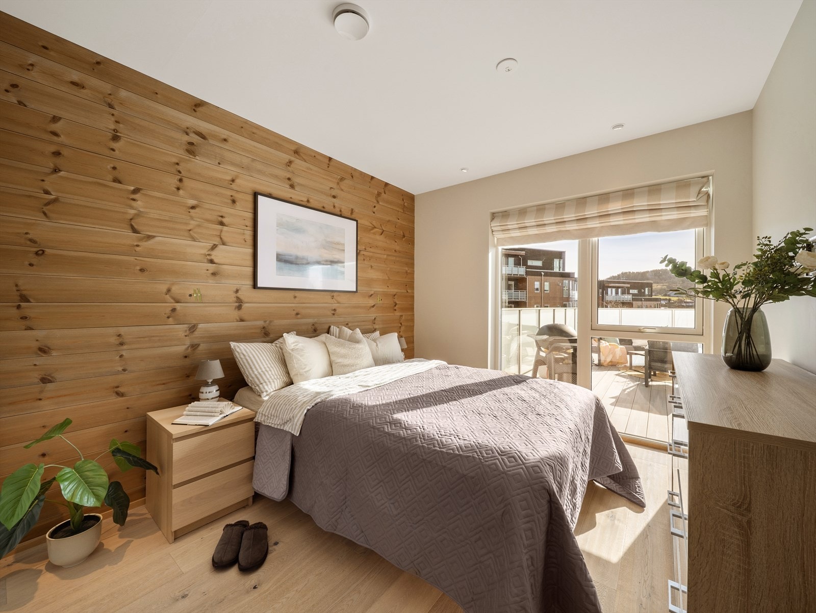 I denne etasjen finner man også boligens hovedsoverom - romslig og delikat! Galleribilde