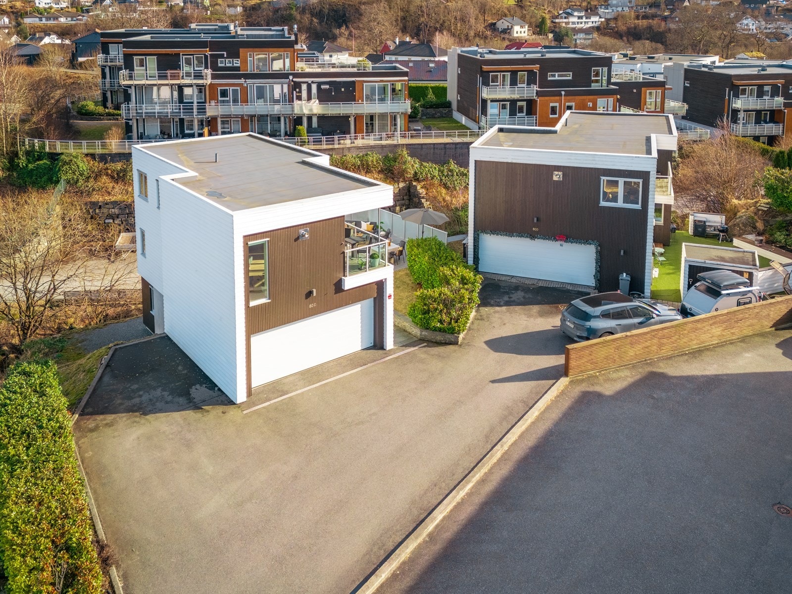 Asfaltert innkjørsel. Galleribilde