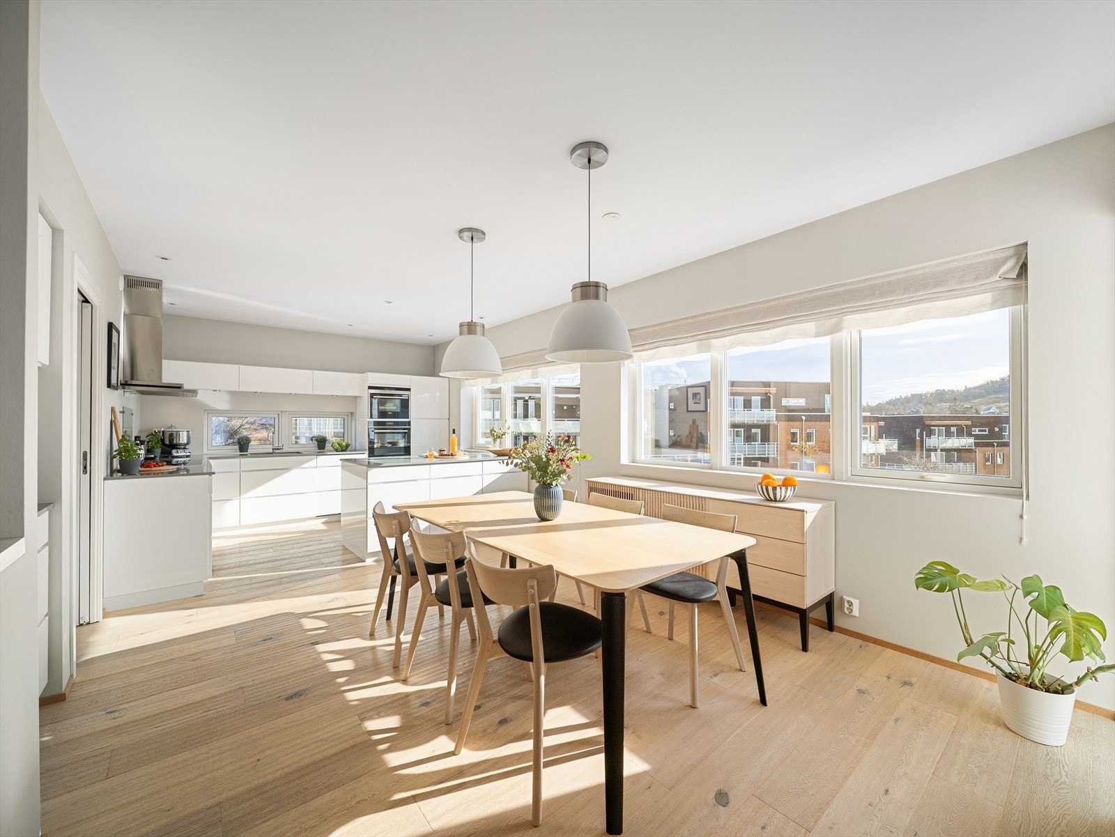 Velkommen inn! Boligen fremstår som godt vedlikeholdt, med moderne standard og tidsriktige materialvalg. Galleribilde