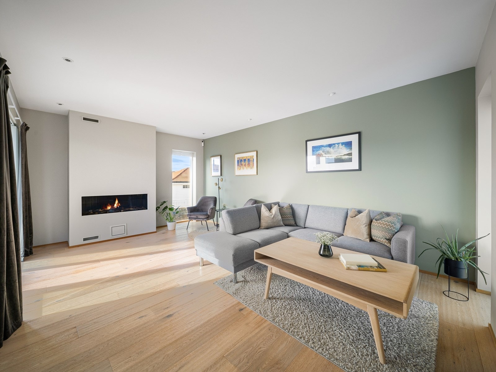 I stuen har du en gasspeis som varmer godt på kjølige kvelder, samtidig som det skaper koselig stemning. Galleribilde