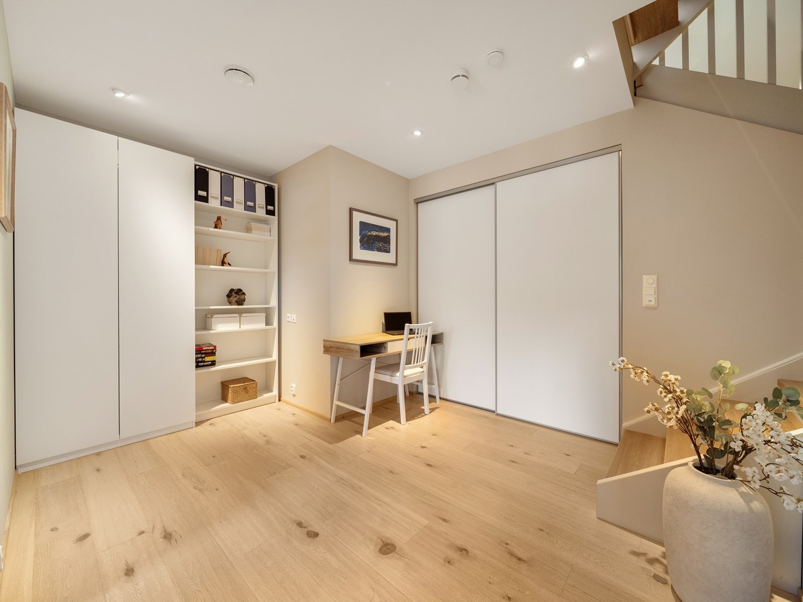 Kjellerstuen måler ca. 16 m² og er smart utnyttet med garderobe/bodareal. Rommet passer også perfekt som hjemmekontor eller lekerom. Galleribilde