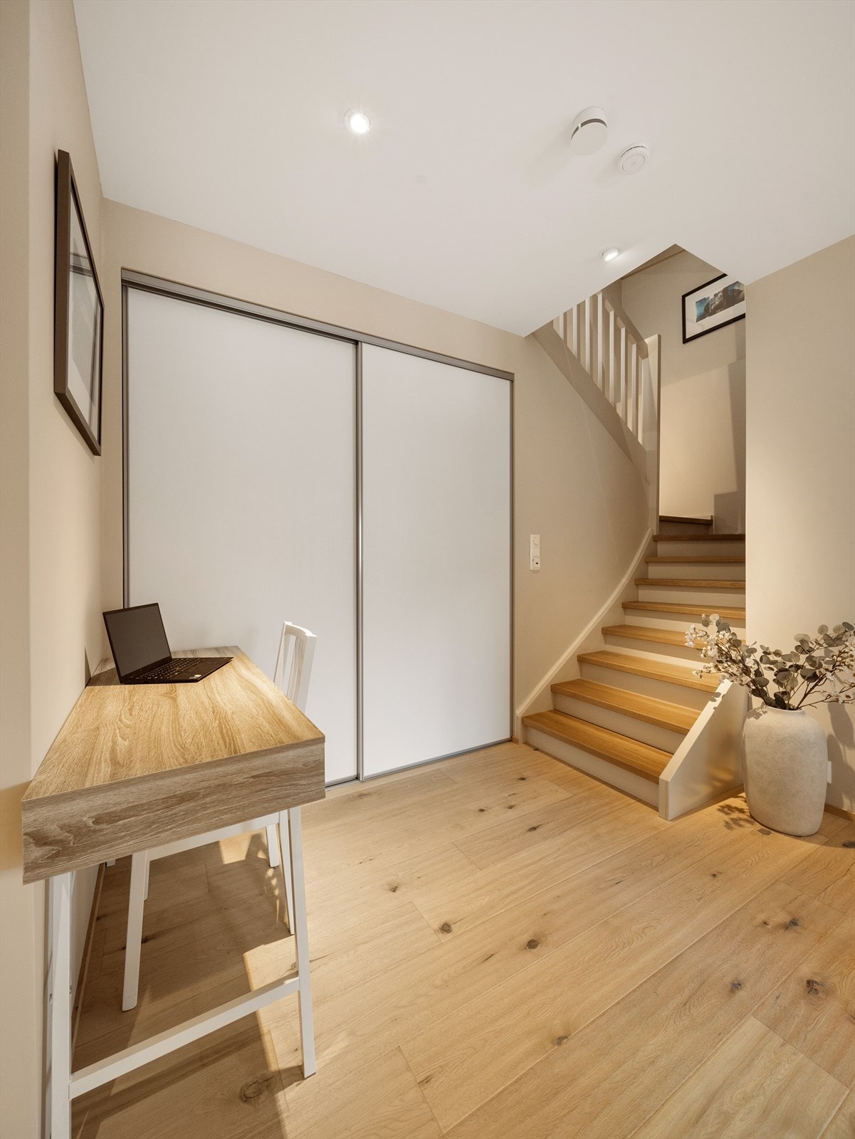 U. etasjen inneholder kjellerstue, bad og to soverom. Galleribilde