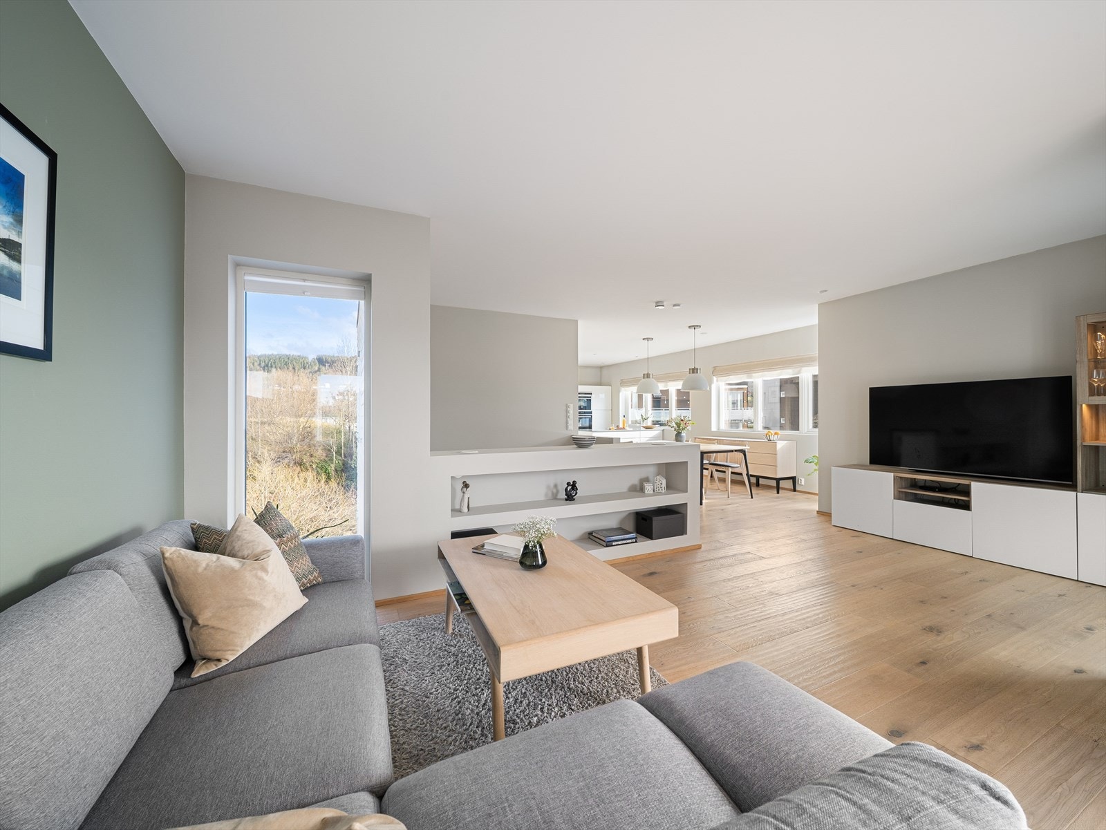 Stuen er malt i lyse, behagelige fargetoner og den flotte 1-stavs eikeparketten går igjen i flere rom. Galleribilde