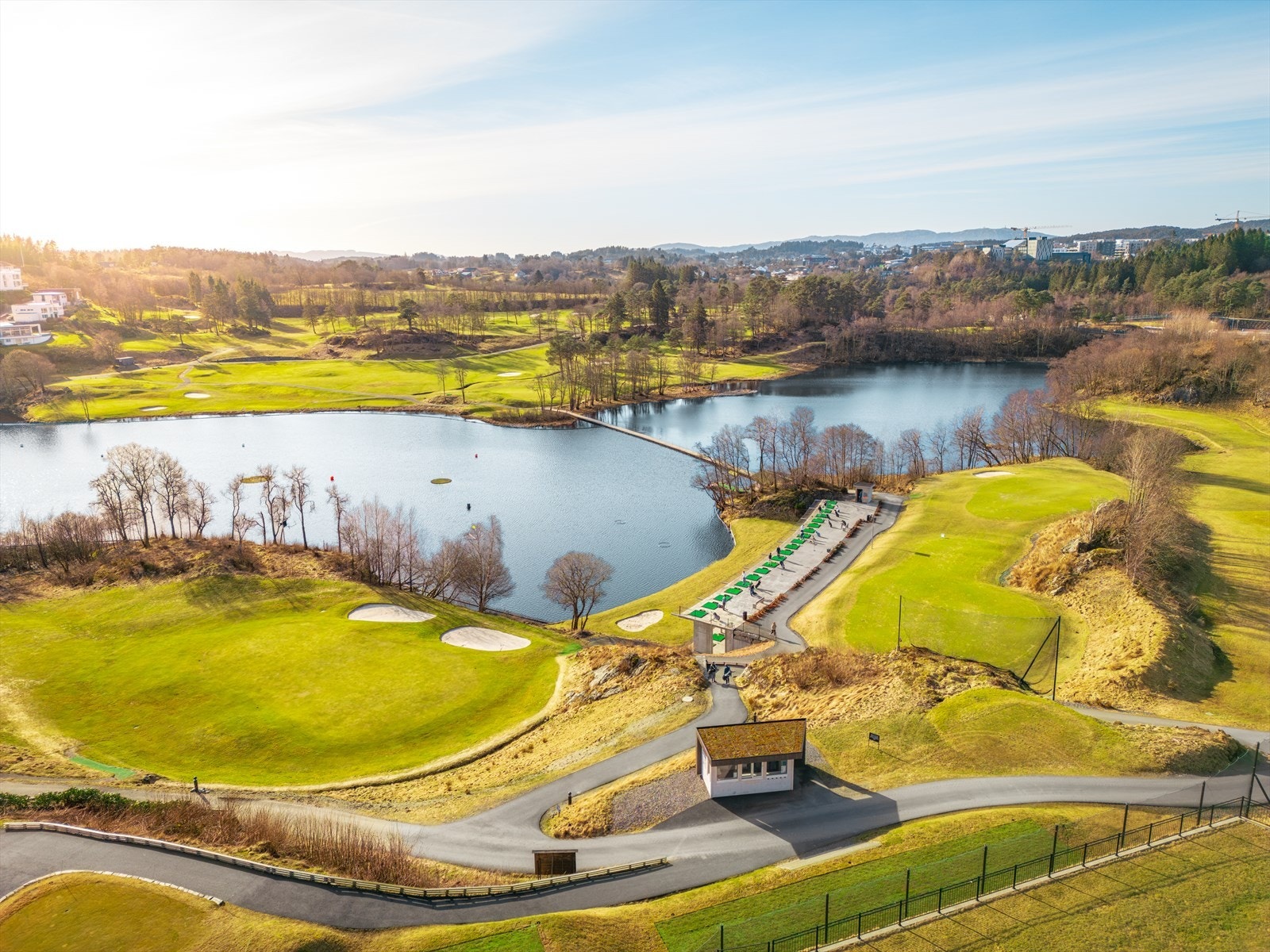 Fana Golfklubb ligger like ved, og området byr på fine turstier i naturskjønne omgivelser. Galleribilde