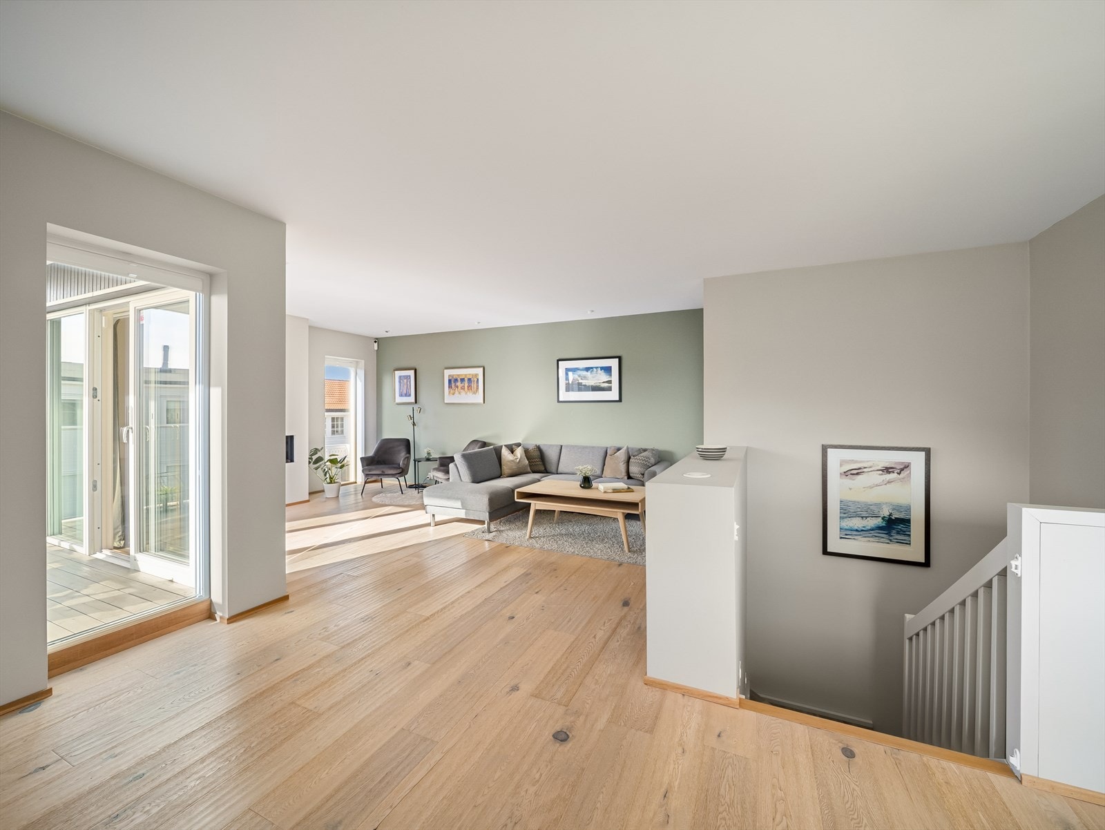 Den åpne stue-/kjøkkenløsningen er praktisk inndelt i naturlige soner. Galleribilde