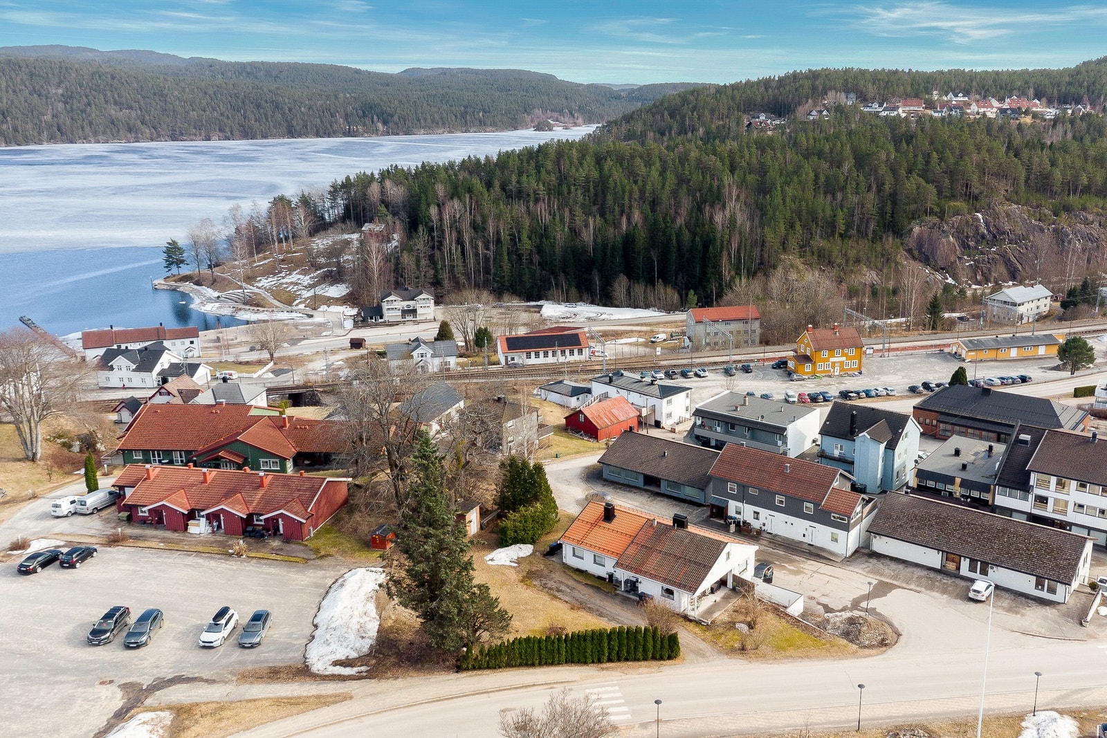 For vinterentusiaster ligger Gautefall skisenter bare 30 minutters kjøretur unna. Her finner du flotte alpinbakker, moderne heisanlegg og et helårs skianlegg som passer både nybegynnere og erfarne skiløpere. Galleribilde